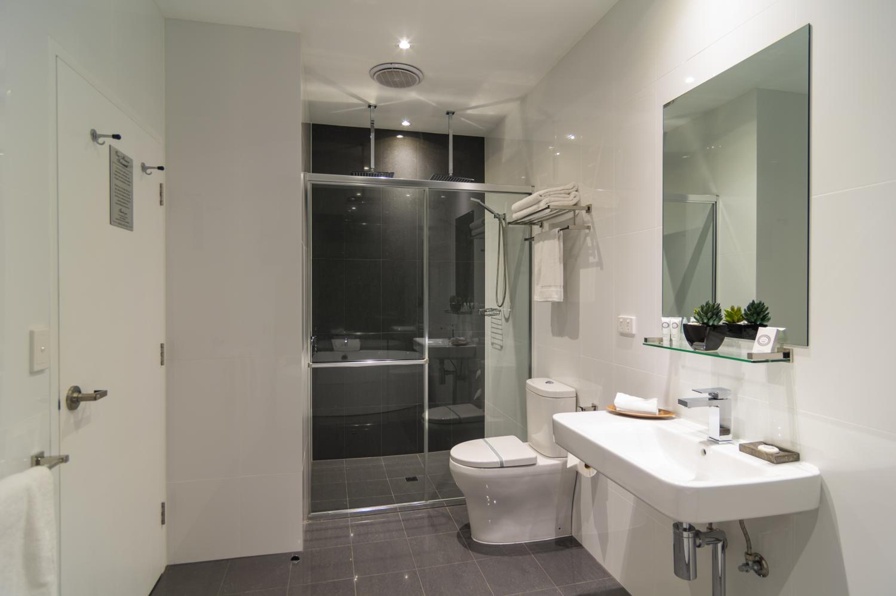 Studio Apartment with Spa Bath - Photo 3