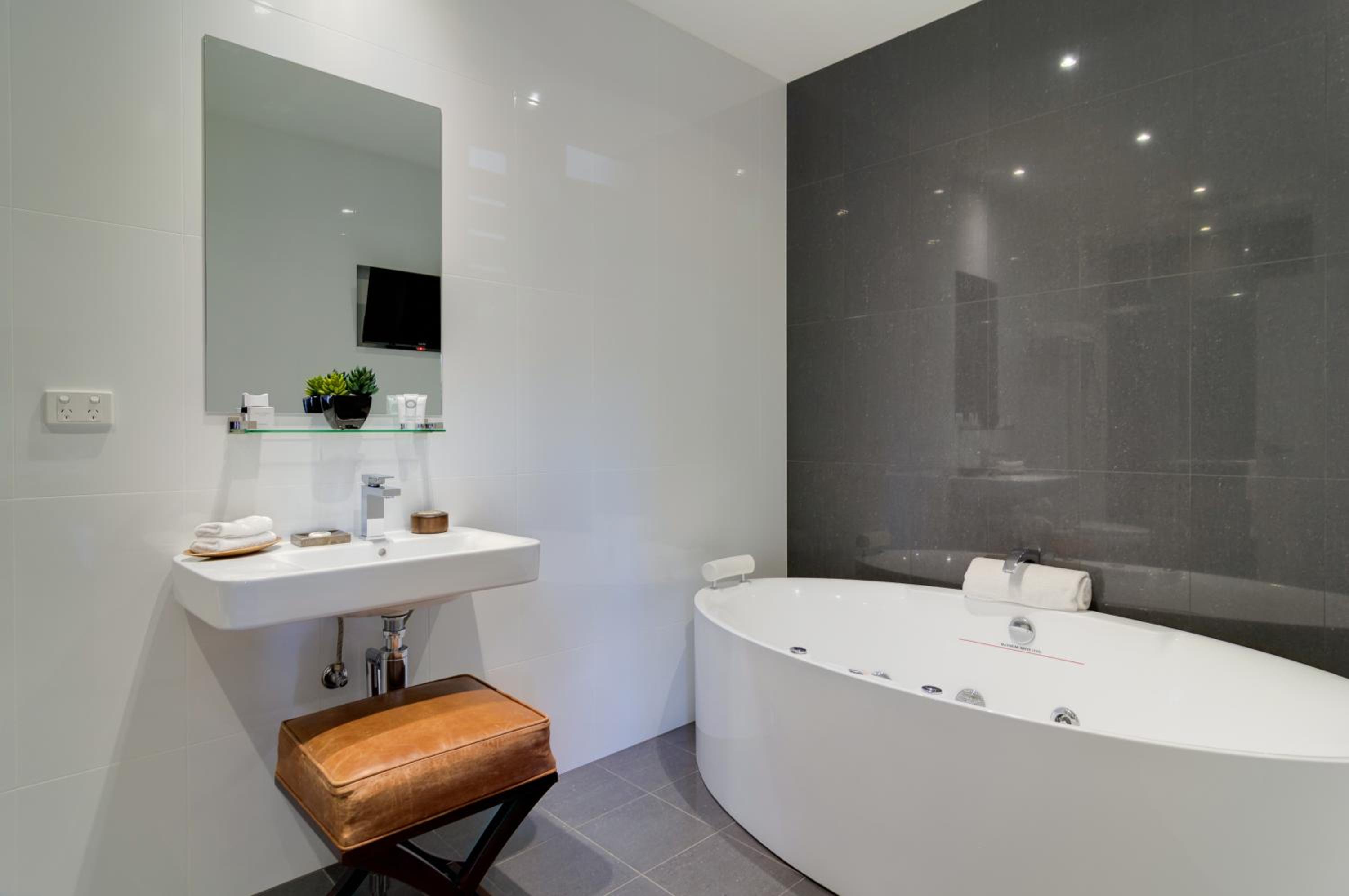 Studio Apartment with Spa Bath - Photo 6