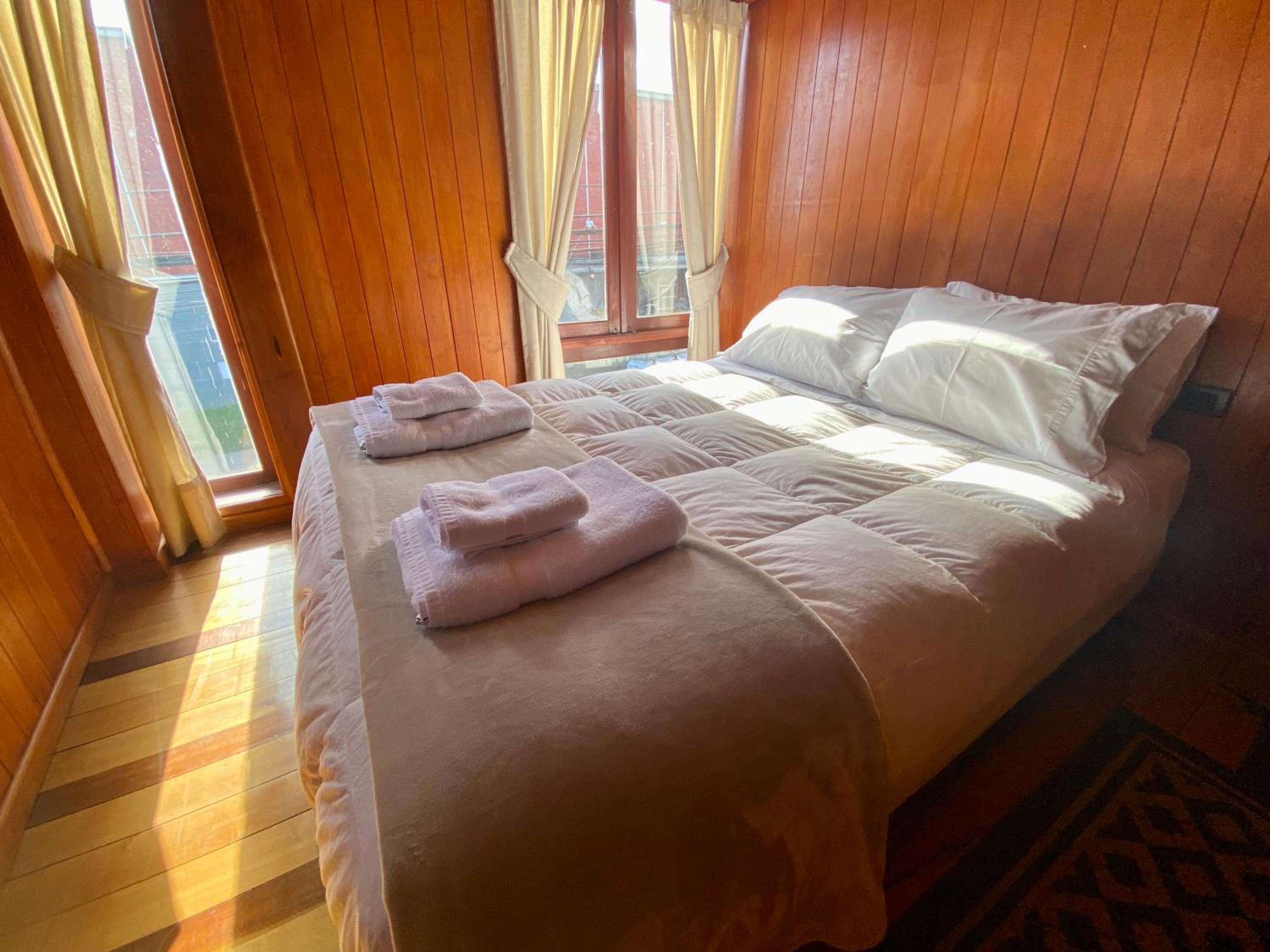 Double or Twin Room with Private Bathroom photo 3