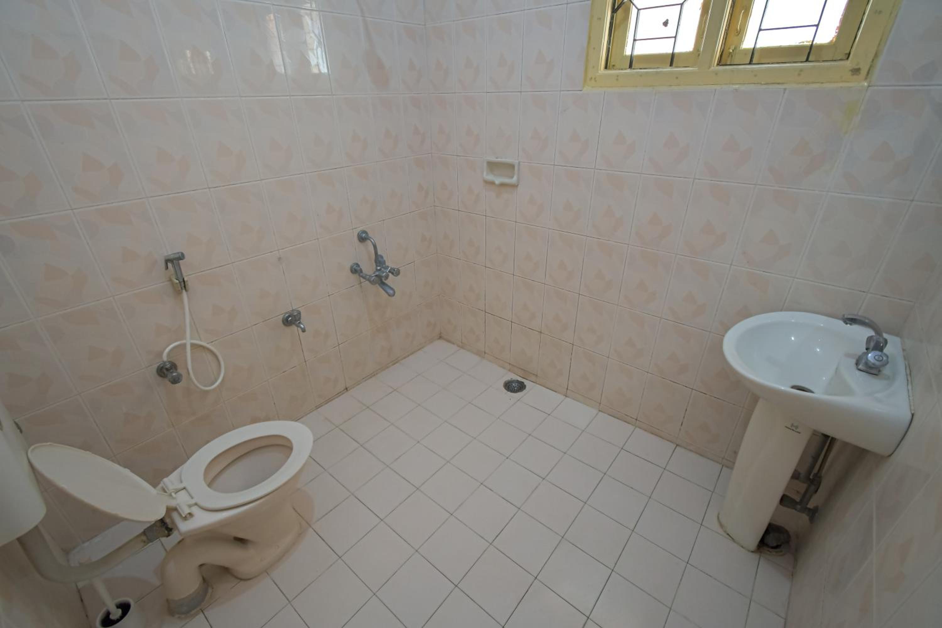 Double Room with Private Bathroom - Photo 9