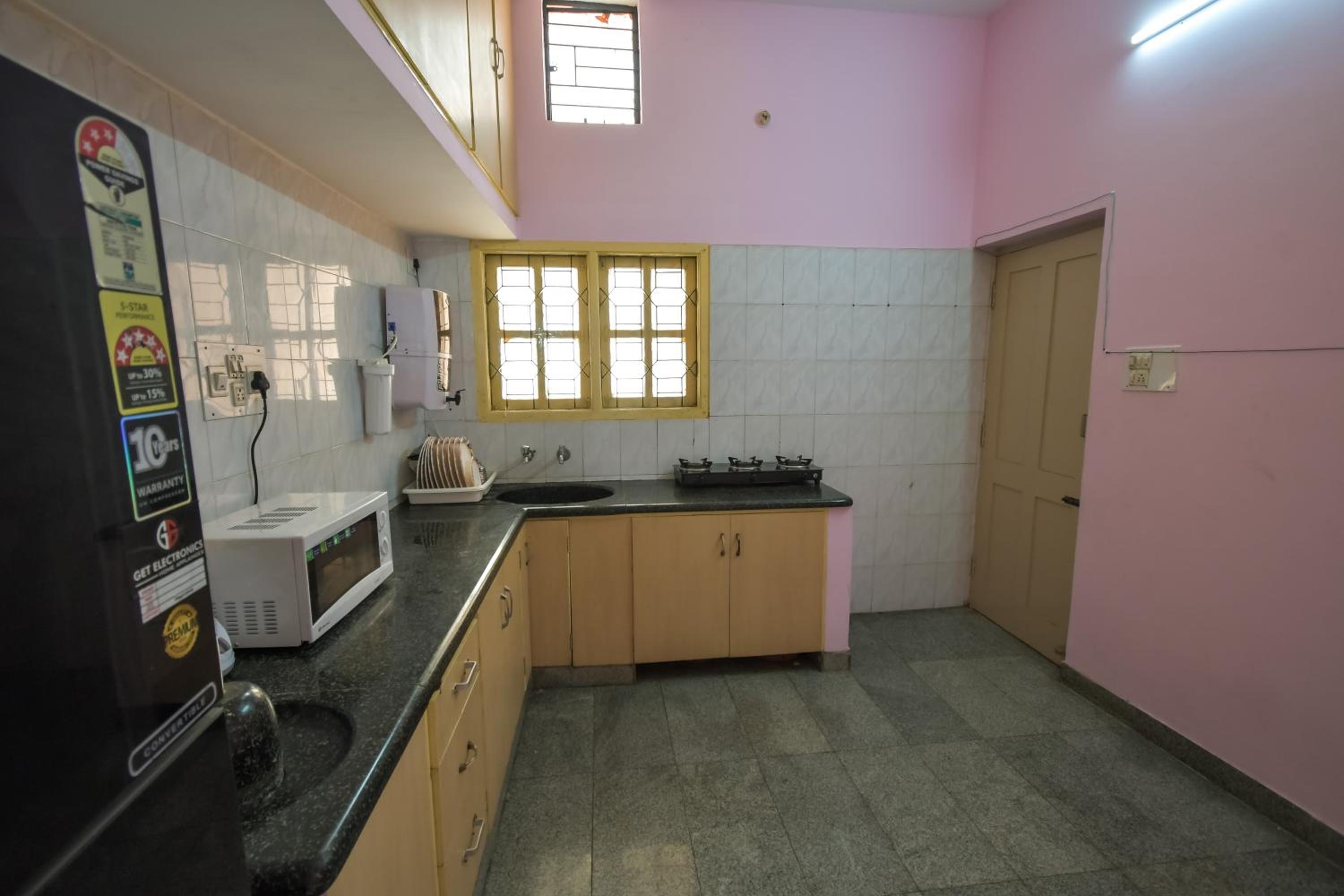 Double Room with Private Bathroom - Photo 3