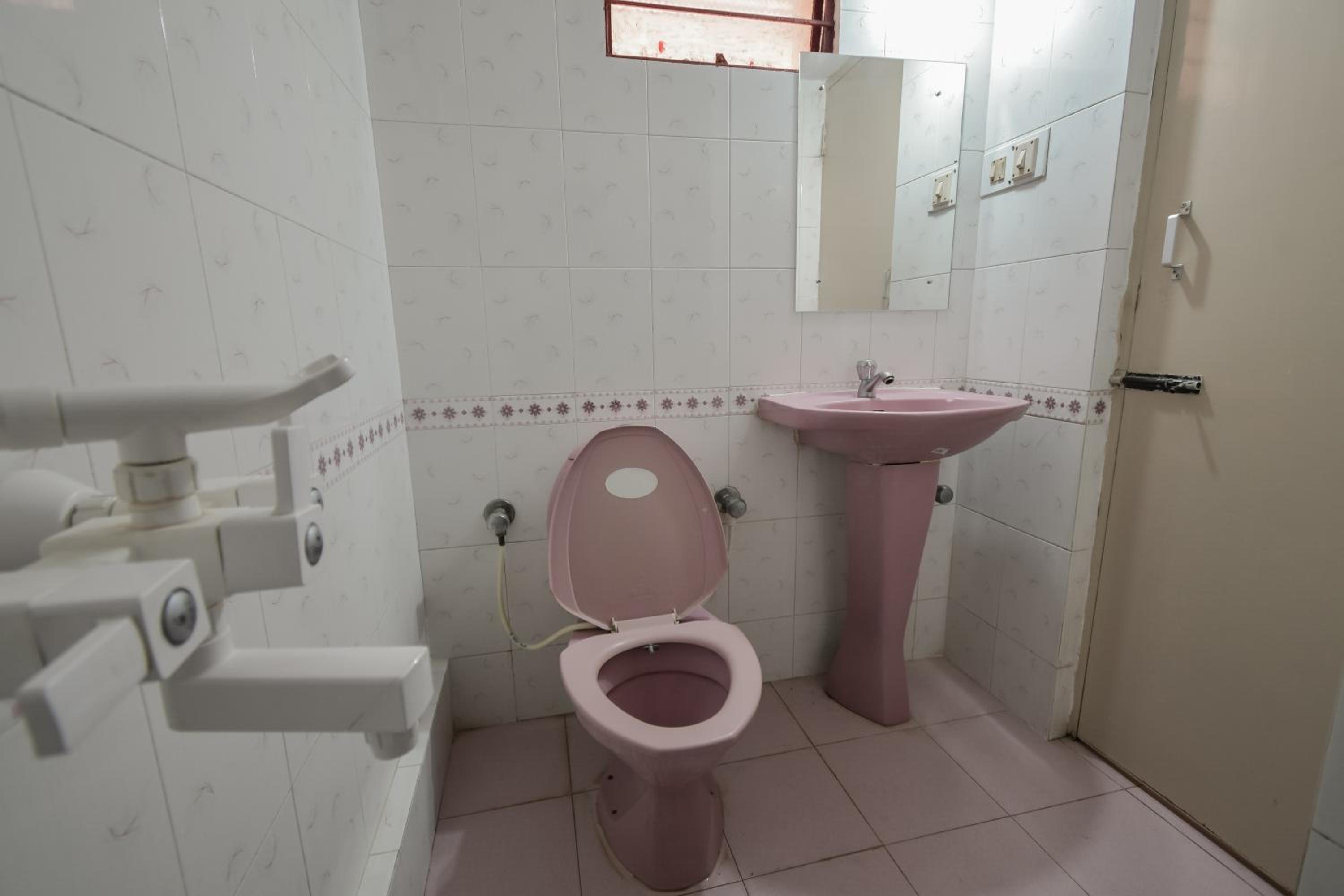 Budget Double Room - Photo 20