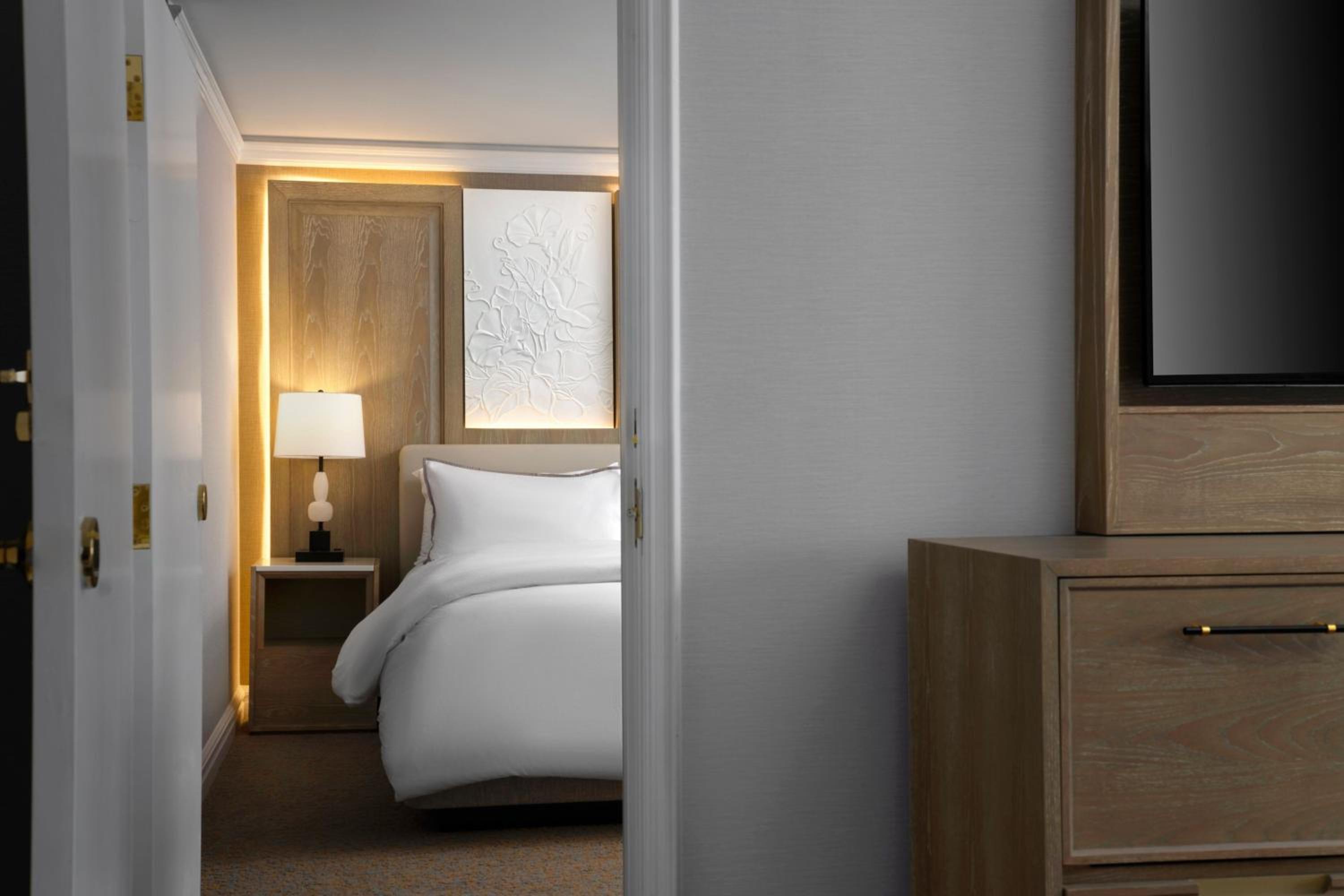 Traditional King Room with Roll-in Shower - Mobility Accessible - Photo 3
