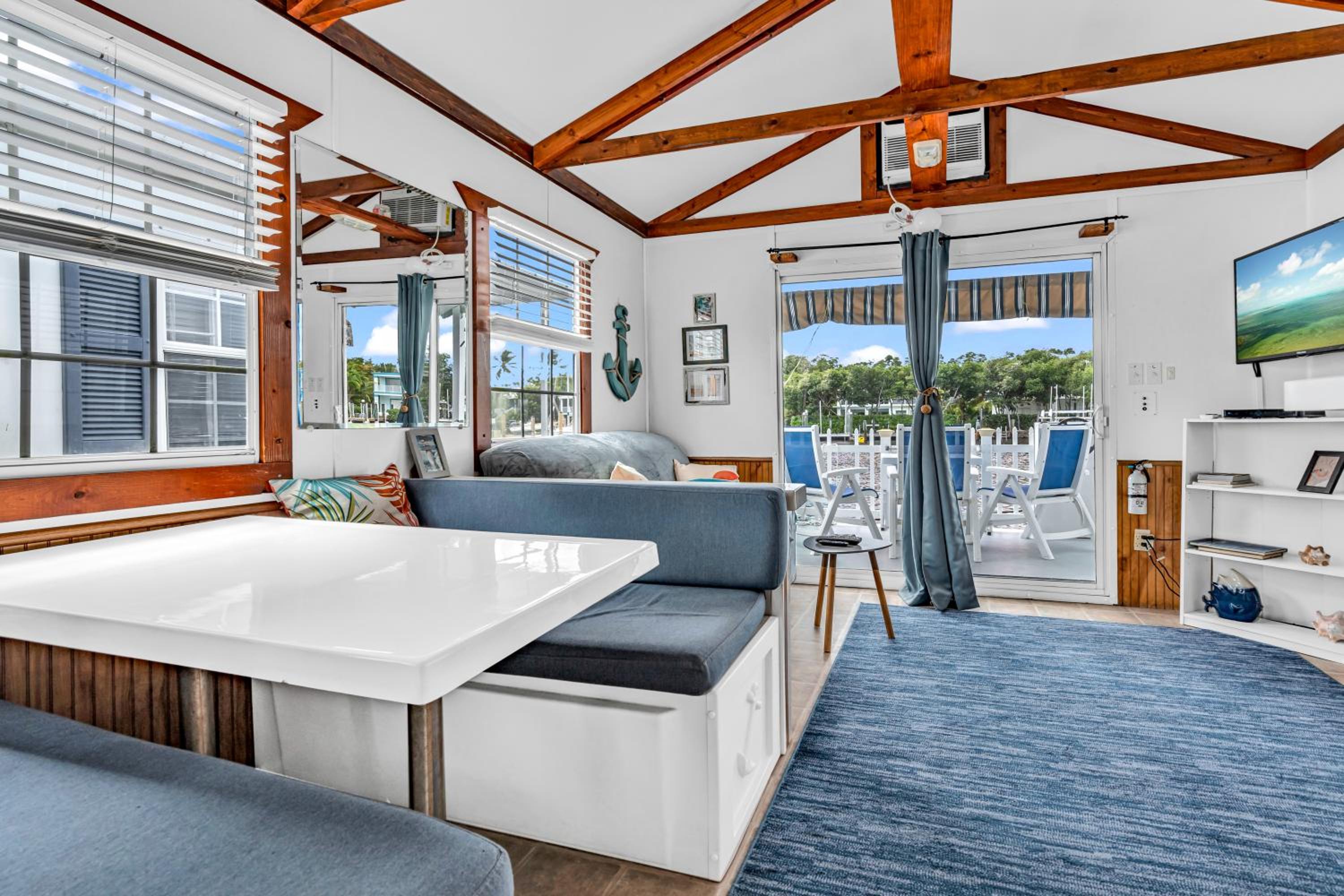 Deluxe Room (2 Adults + 1 Child) - Photo 8
