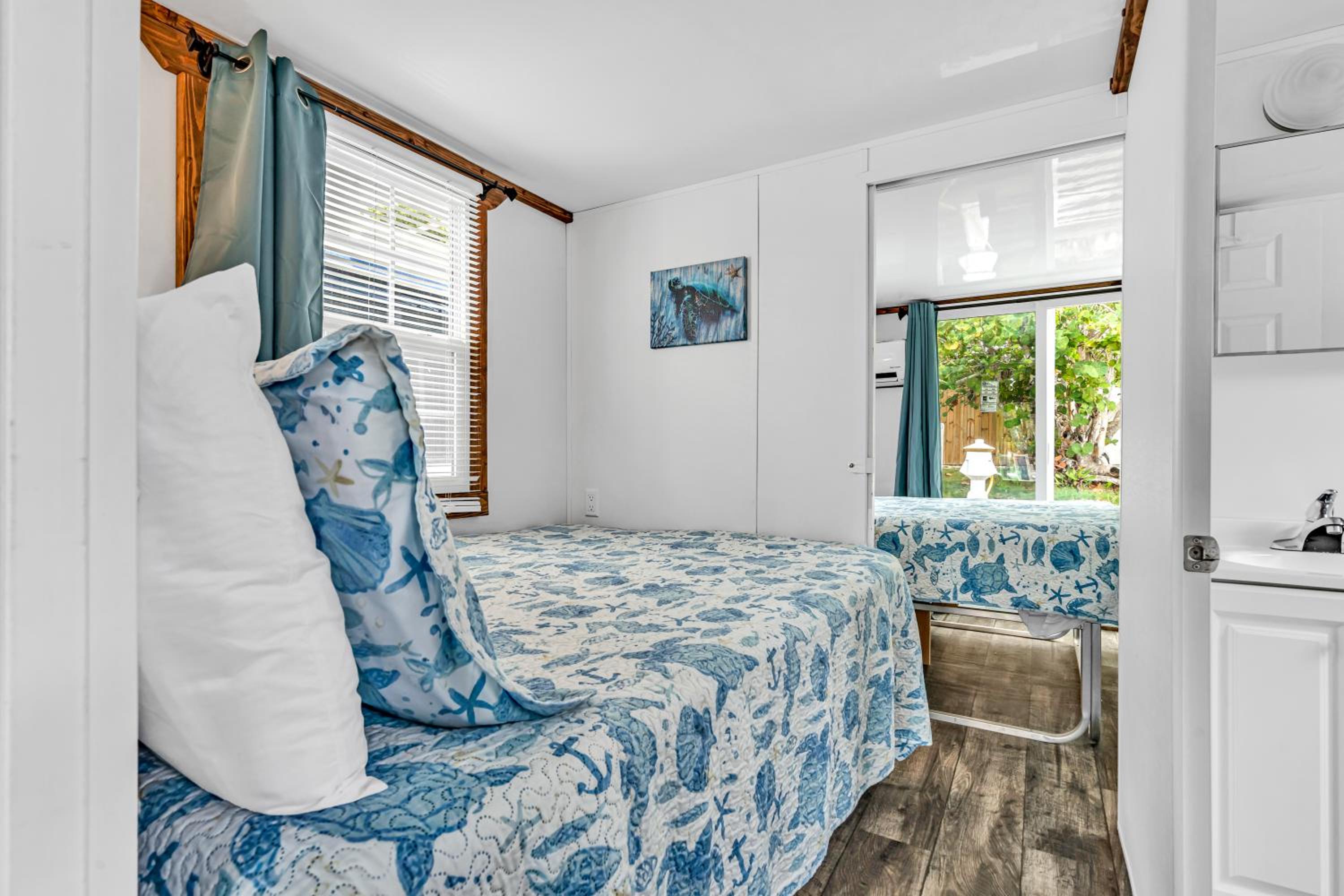 Deluxe Room (2 Adults + 1 Child) - Photo 6