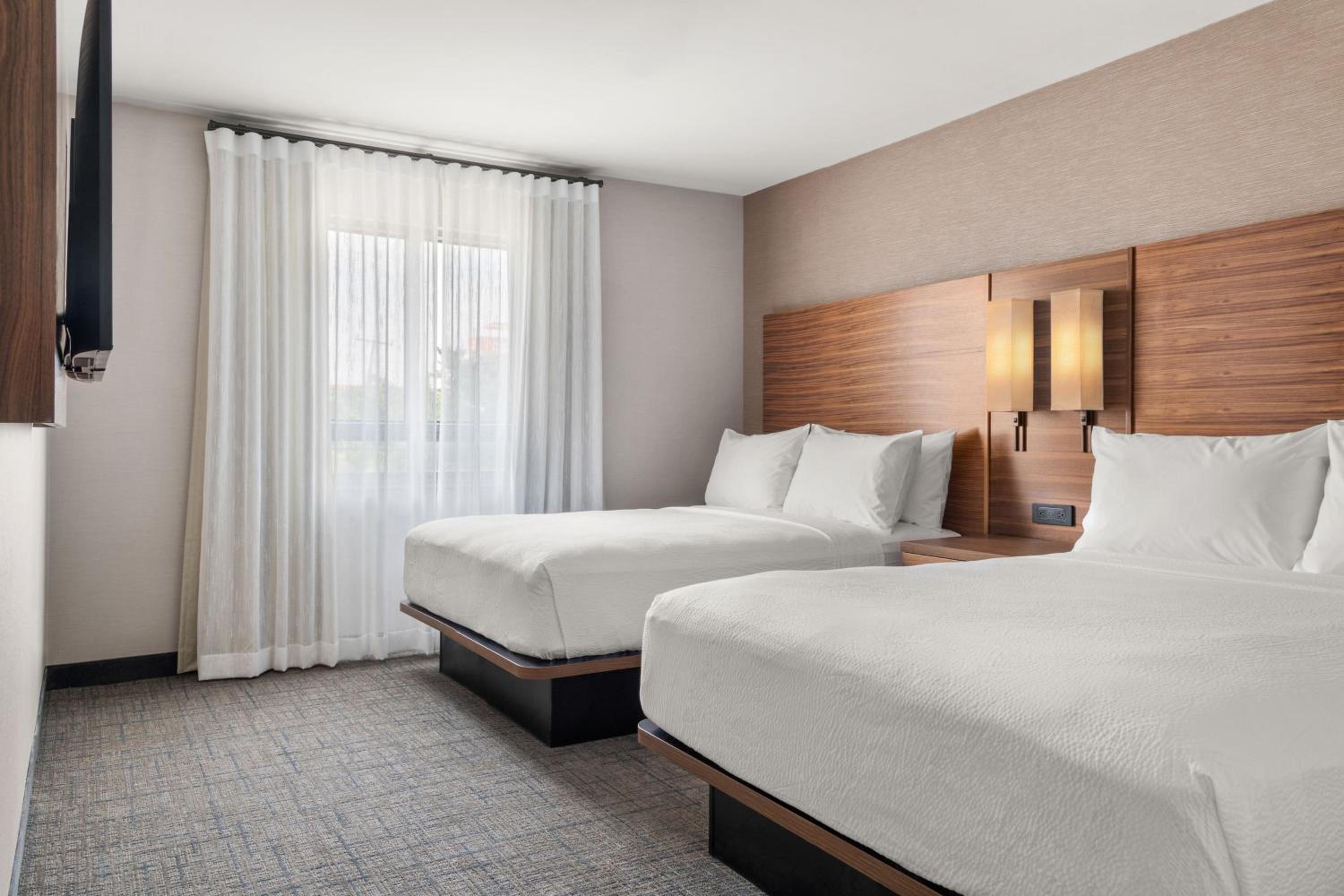 One-Bedroom Suite with Two Queen Beds and Sofa Bed - Photo 2