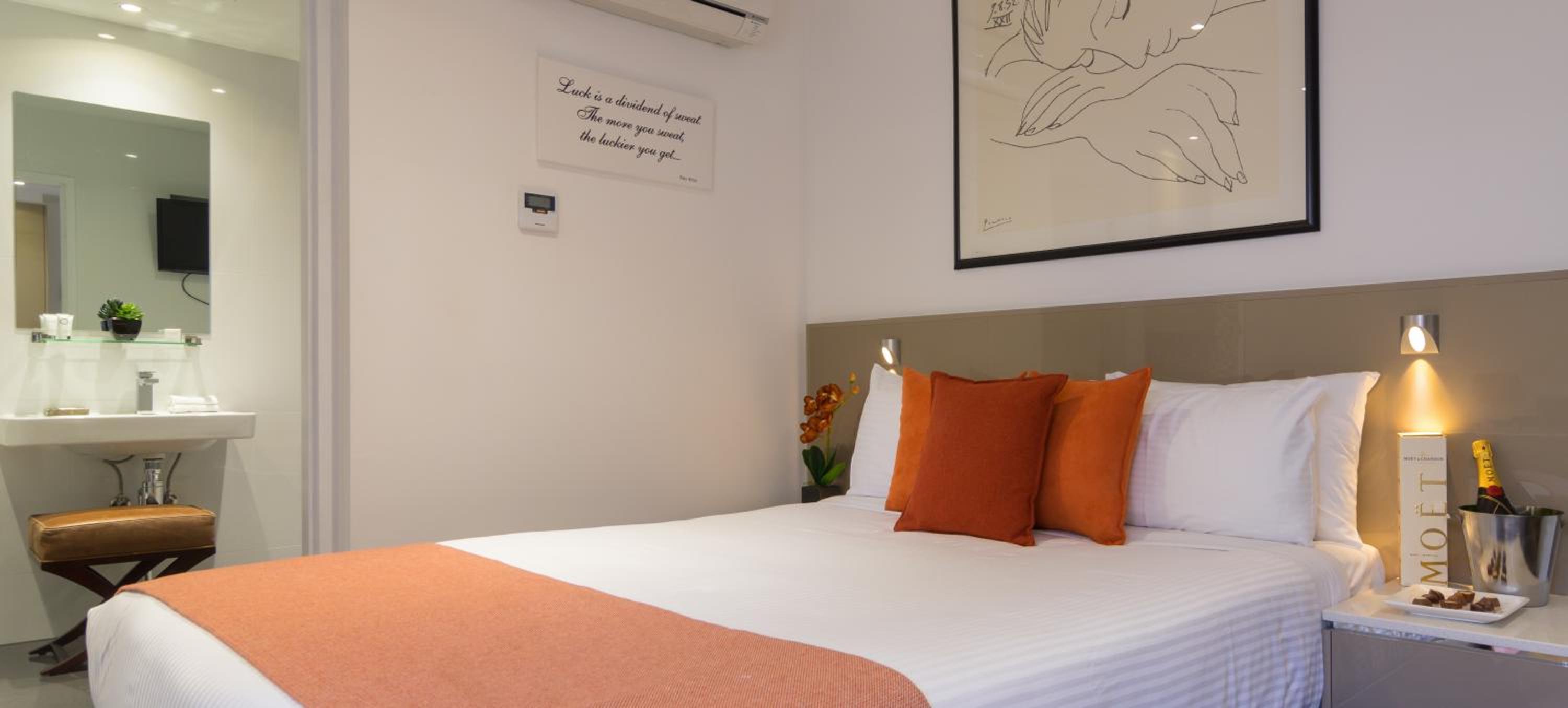 Studio Apartment with Spa Bath - Photo 10