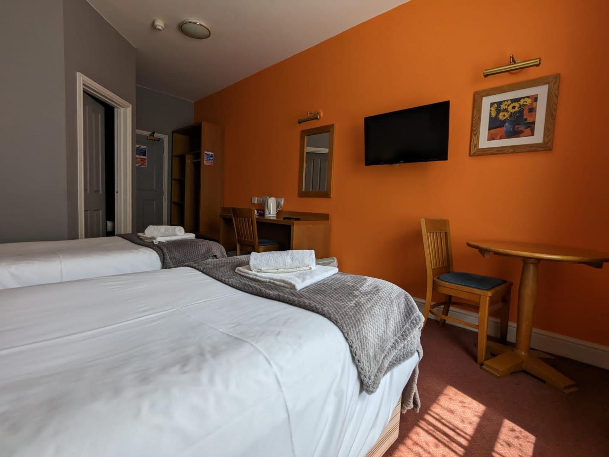 Double or Twin Room - Photo 10