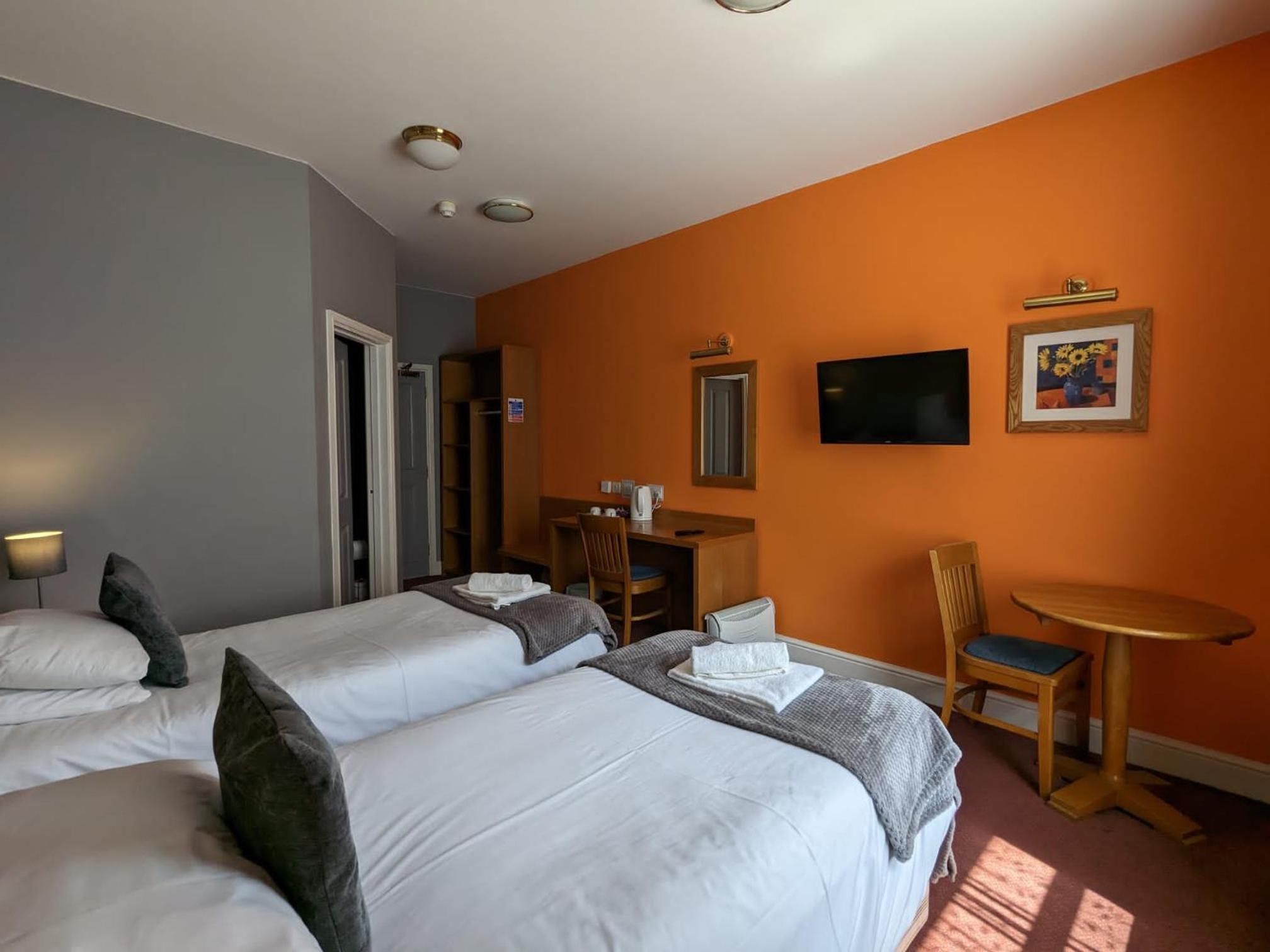 Double or Twin Room - Photo 11