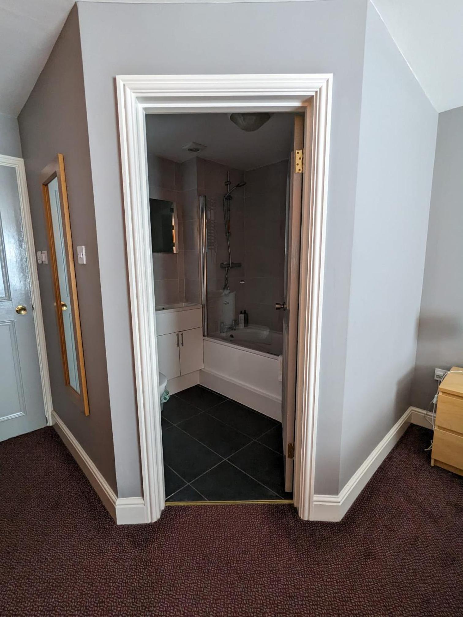 Double or Twin Room - Photo 5