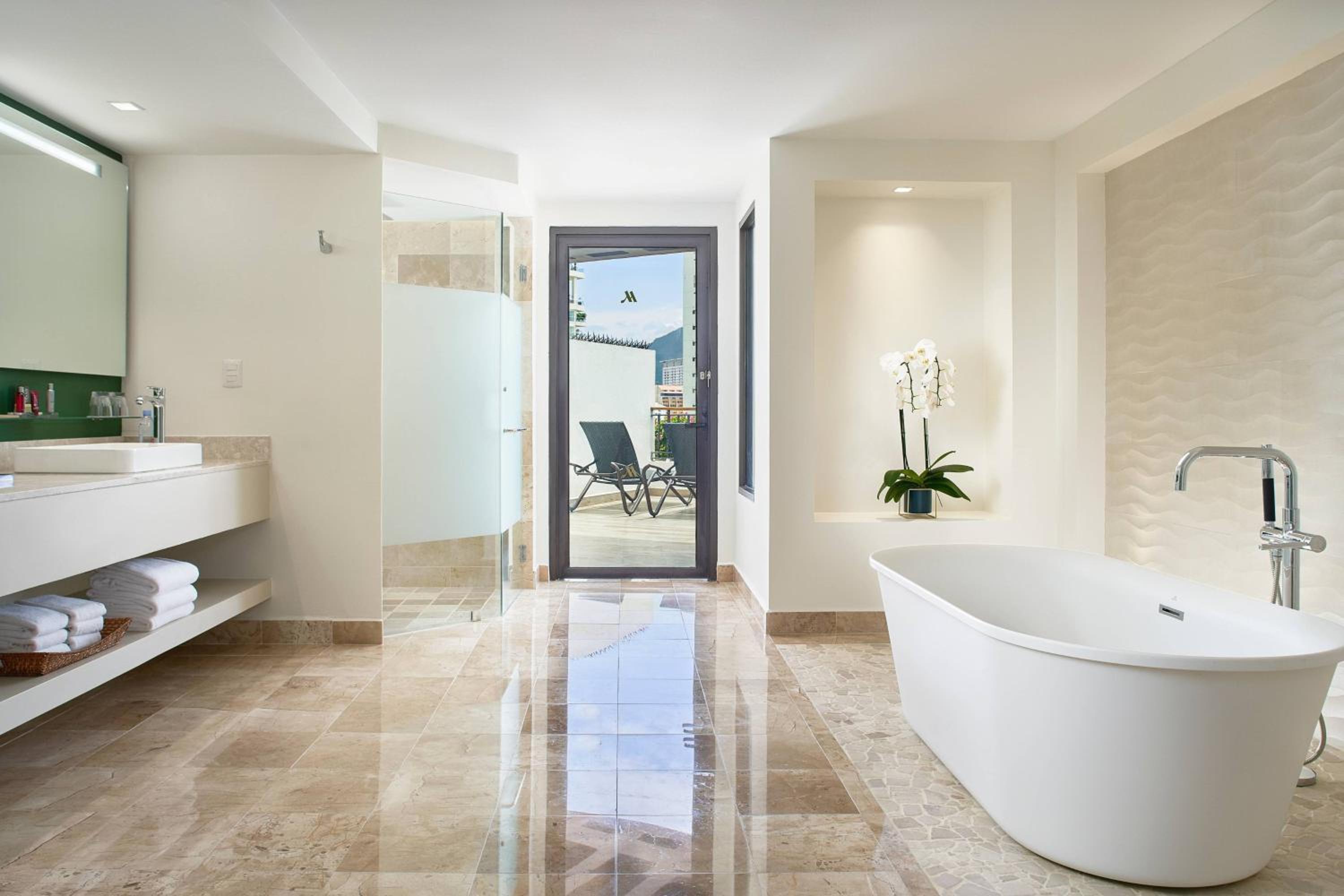 1 Bedroom Presidential Suite, 1 King, Oceanfront, Terrace photo 2