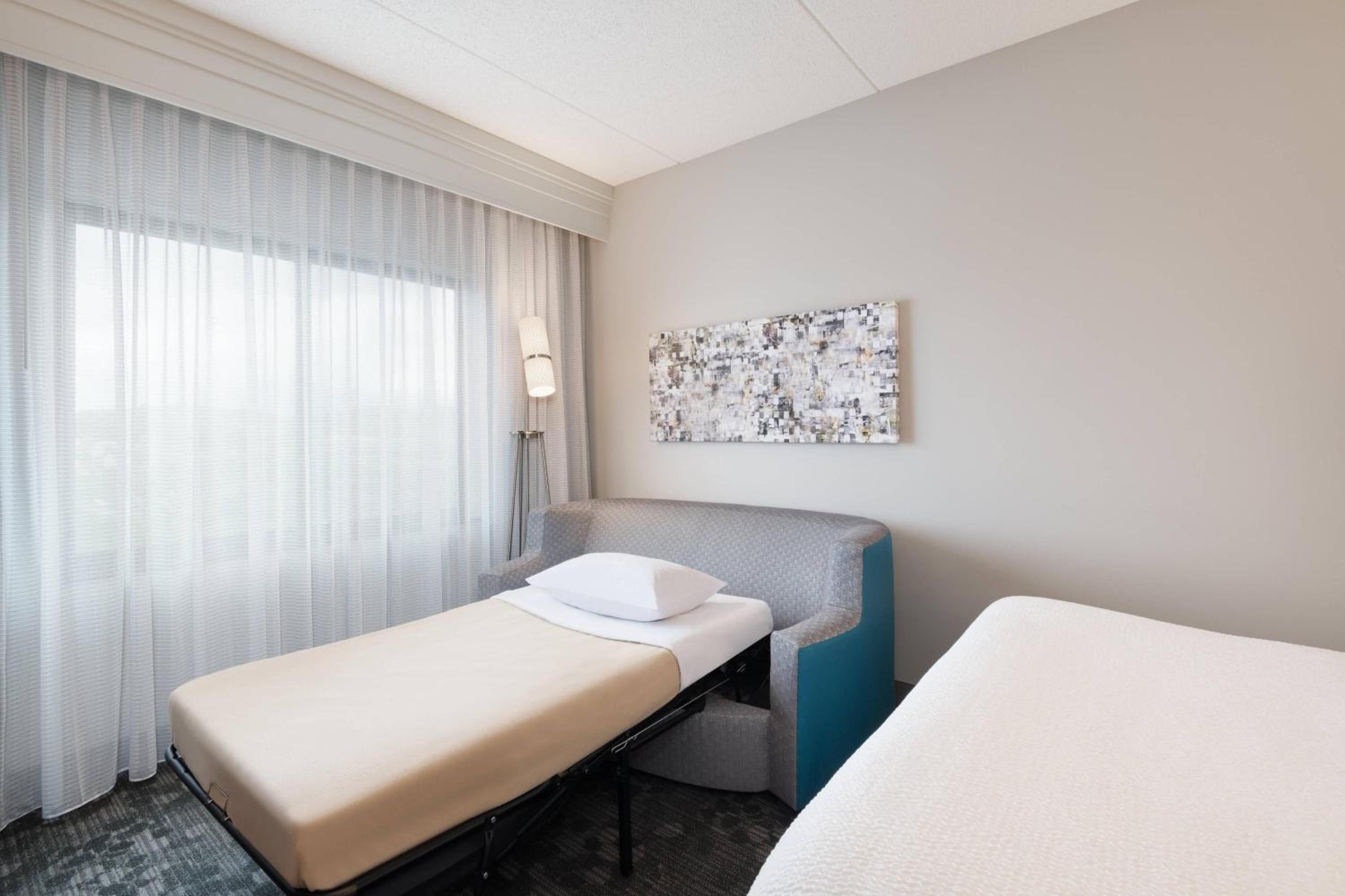 King Room with Sofa Bed - Photo 9