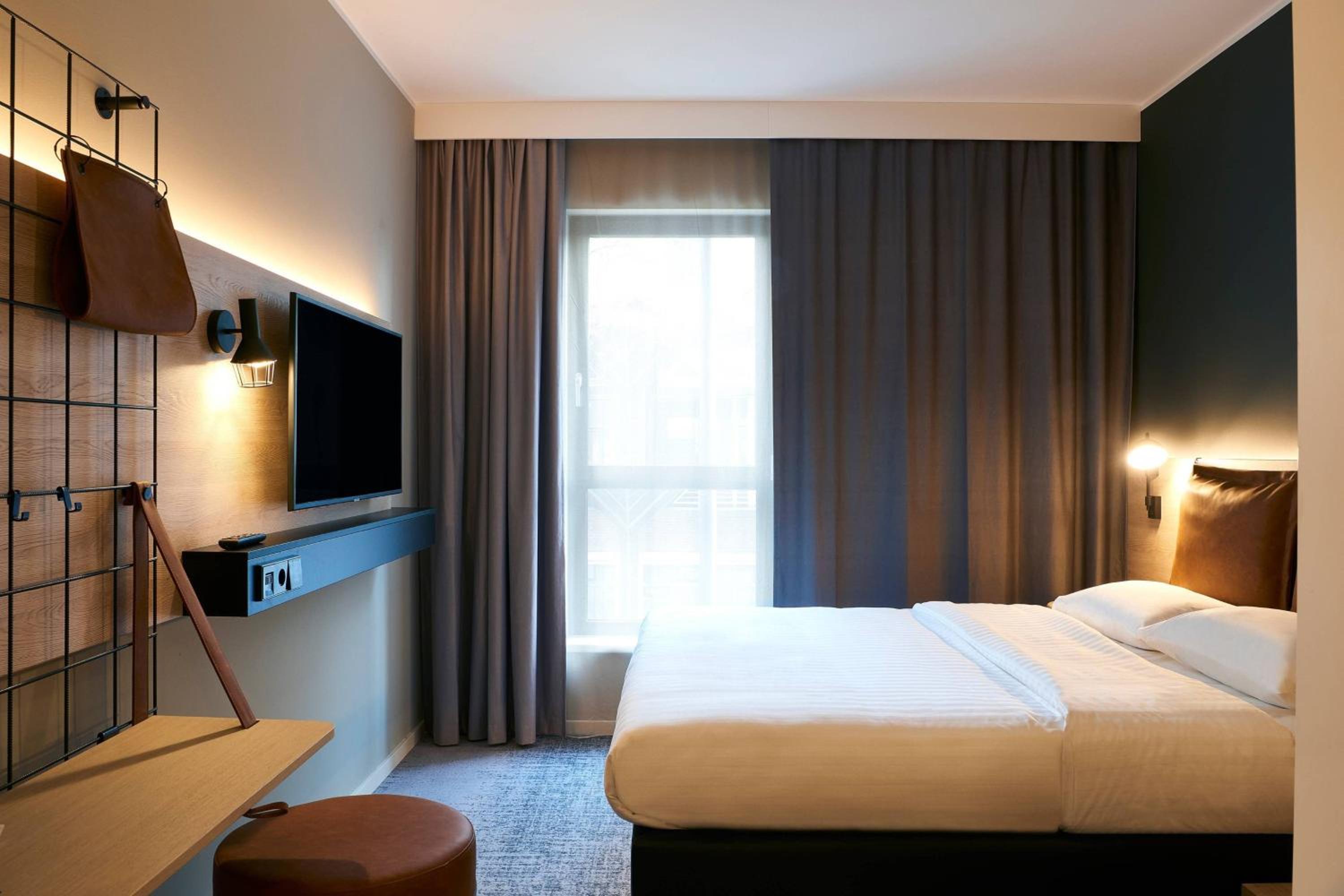 Moxy Sleeper, Guest room, 1 Queen - Photo 4