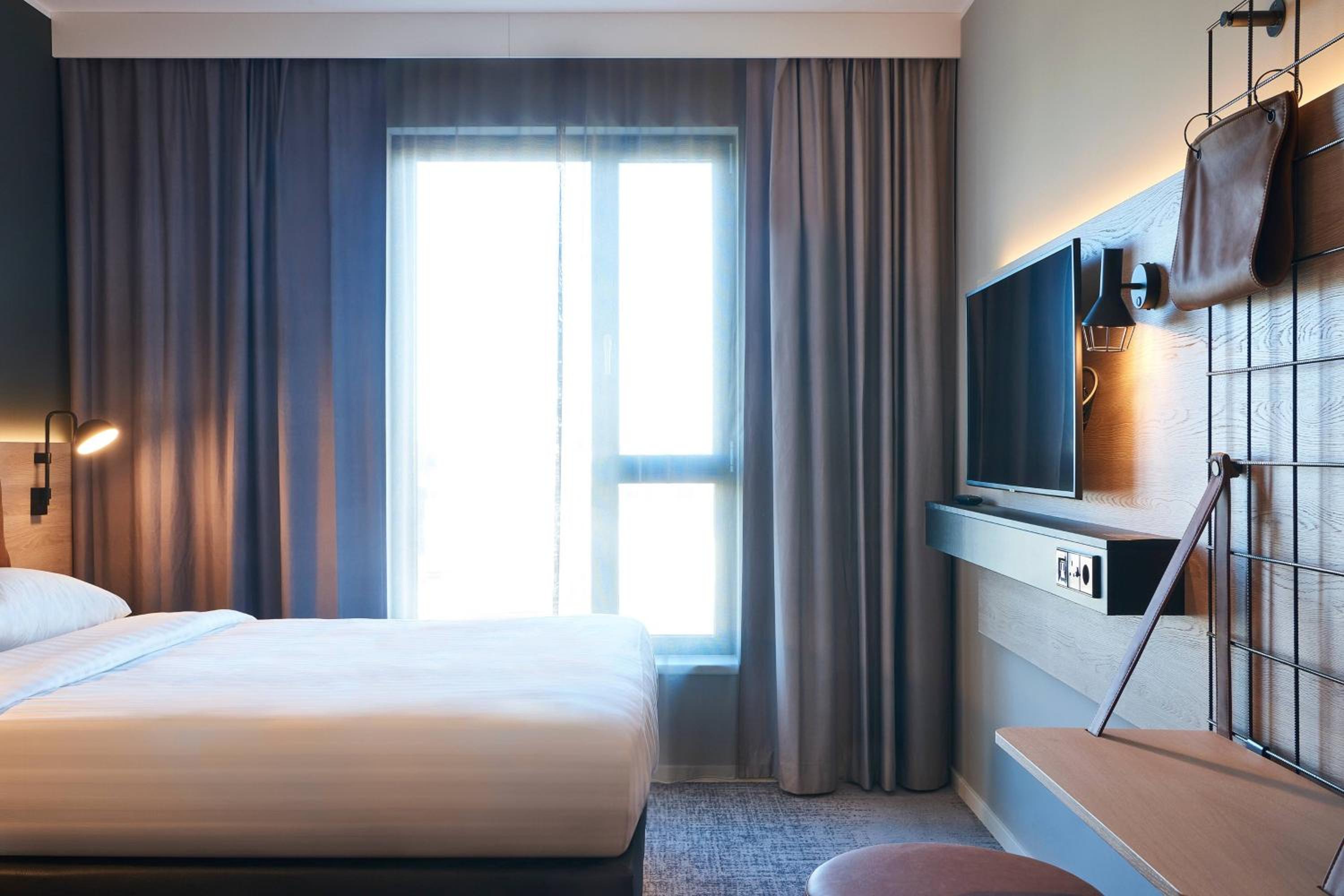 Moxy Sleeper, Guest room, 1 Queen - Photo 8