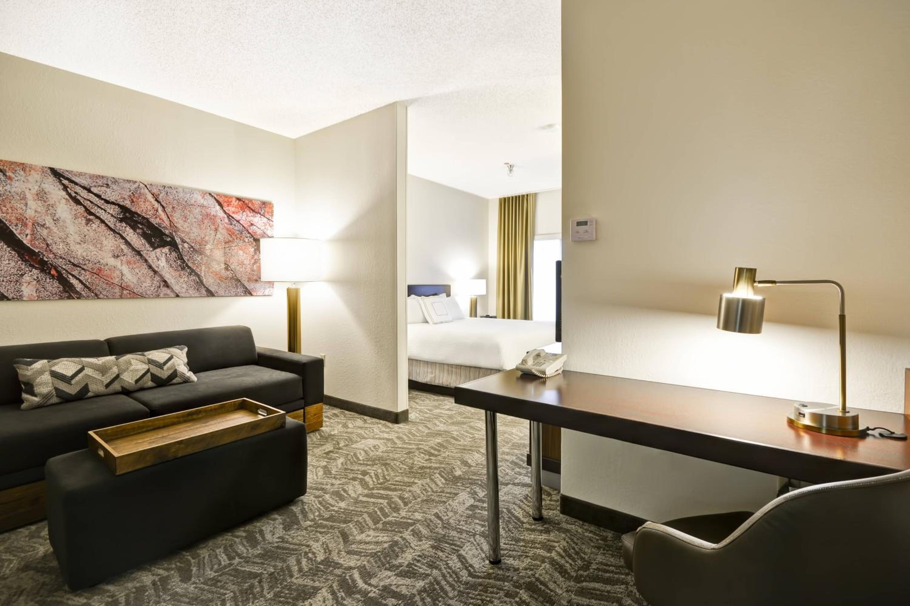 Available room thumbnail 6