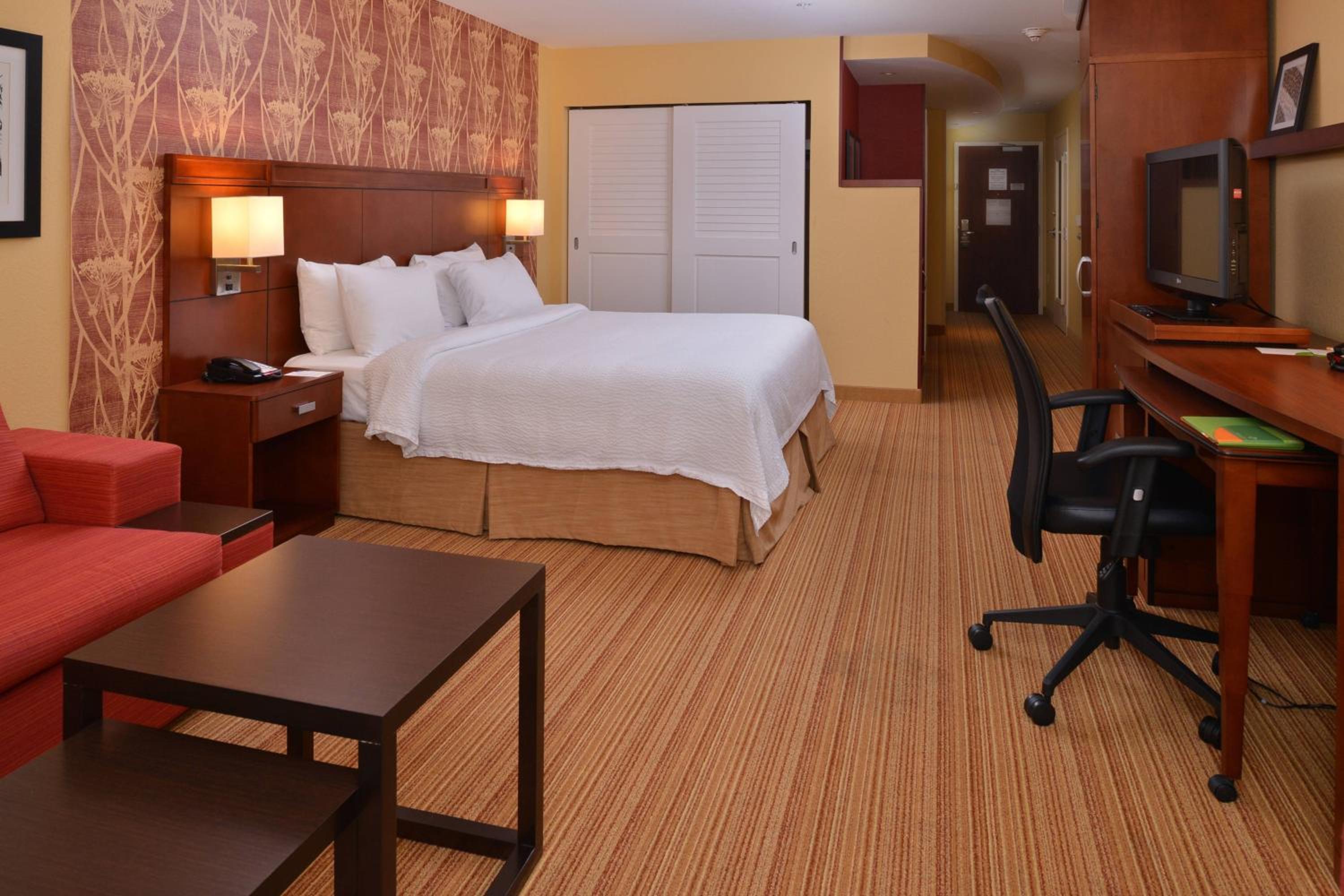 King Room with Sofa Bed - Photo 2