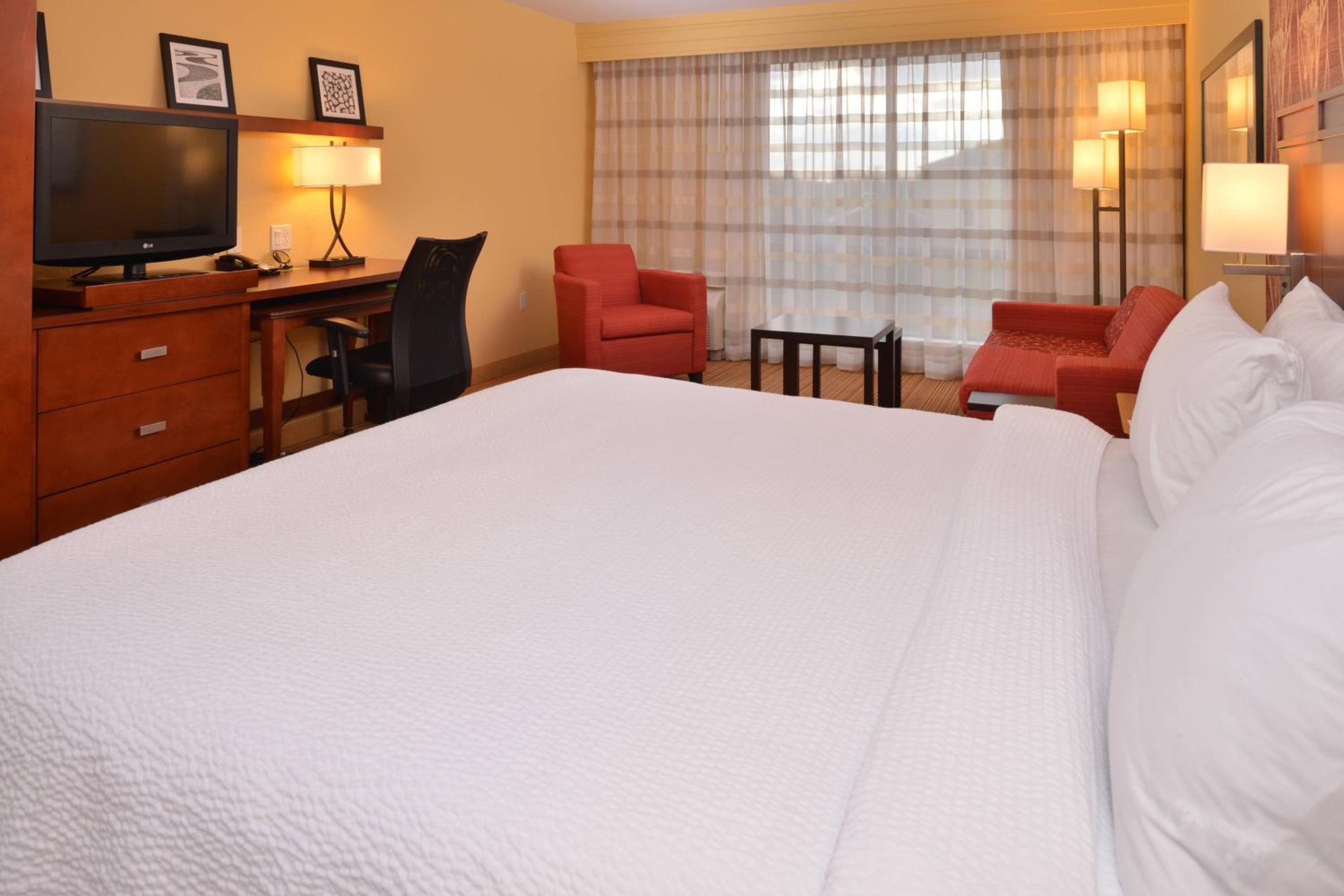 King Room with Sofa Bed - Photo 3
