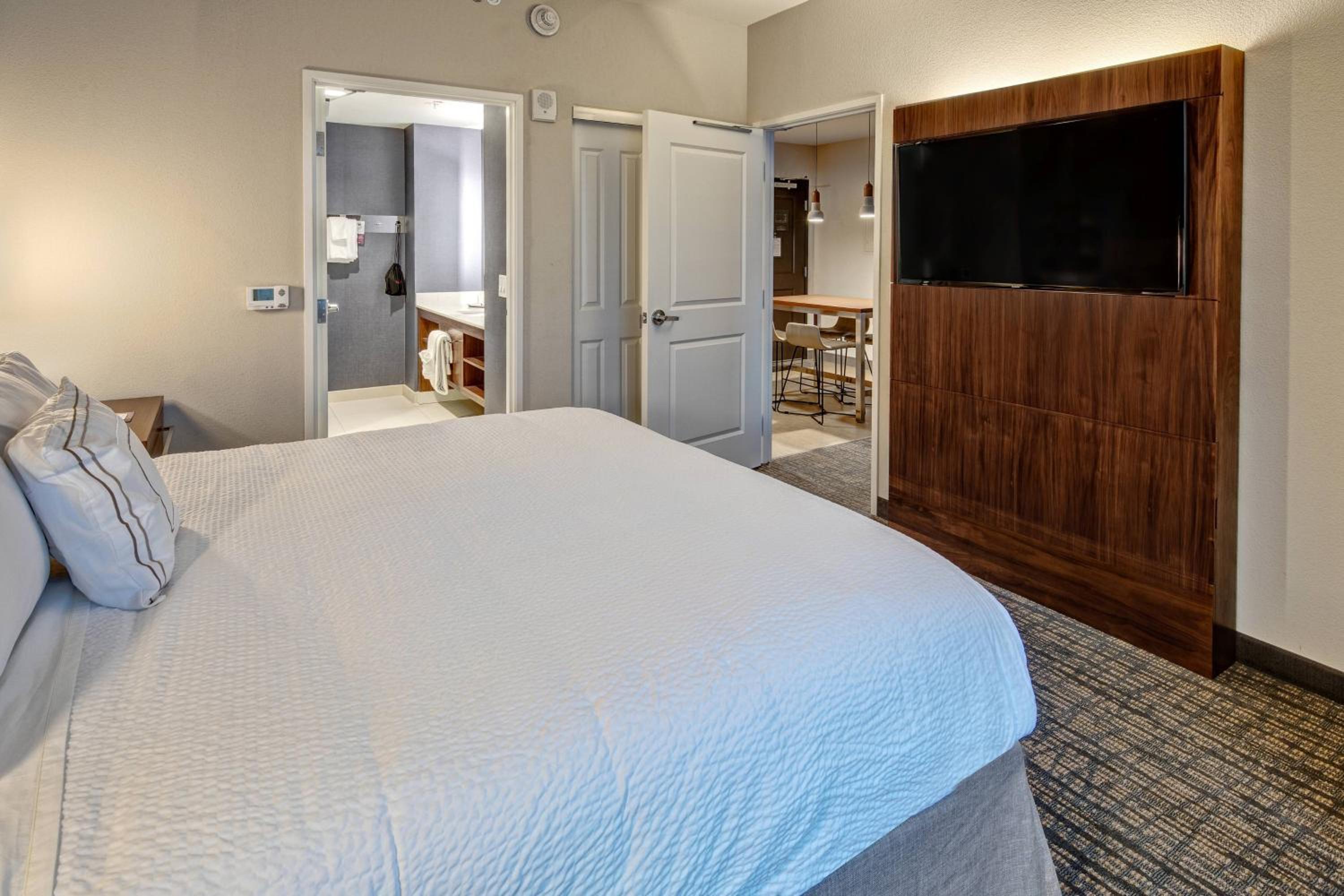 Two-Bedroom Suite thumbnail 6