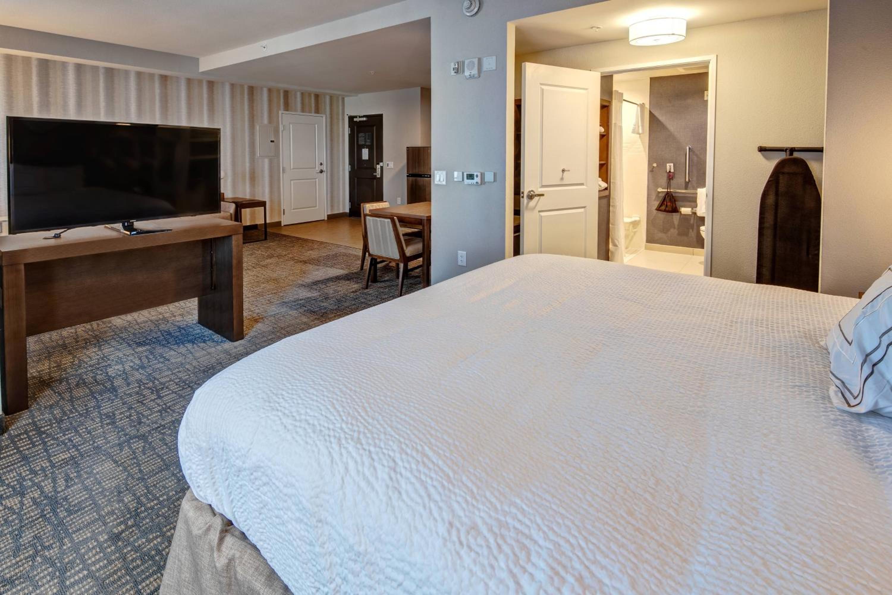 Available room thumbnail 6