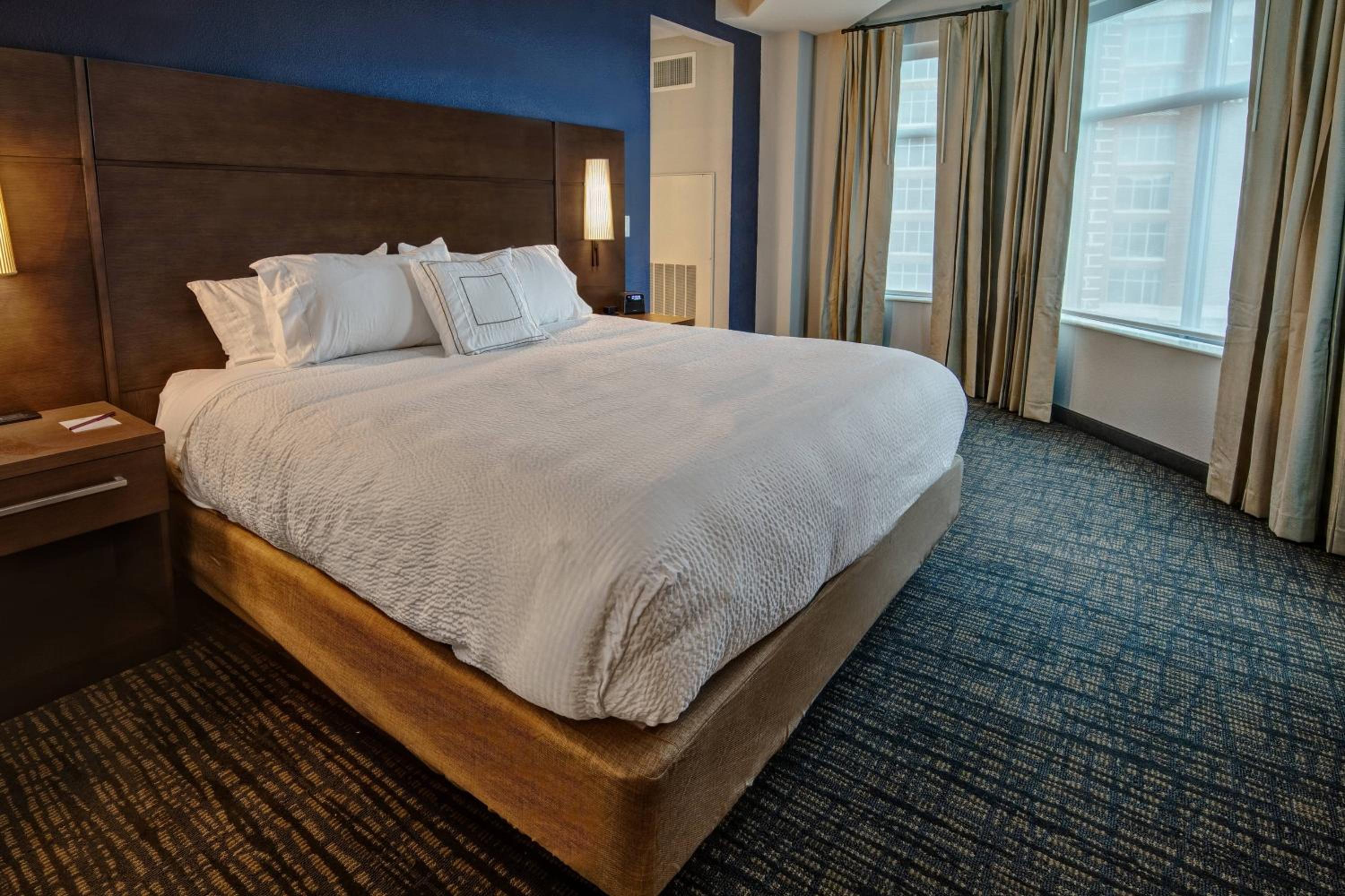 One-Bedroom King Suite with Sofa Bed thumbnail 6