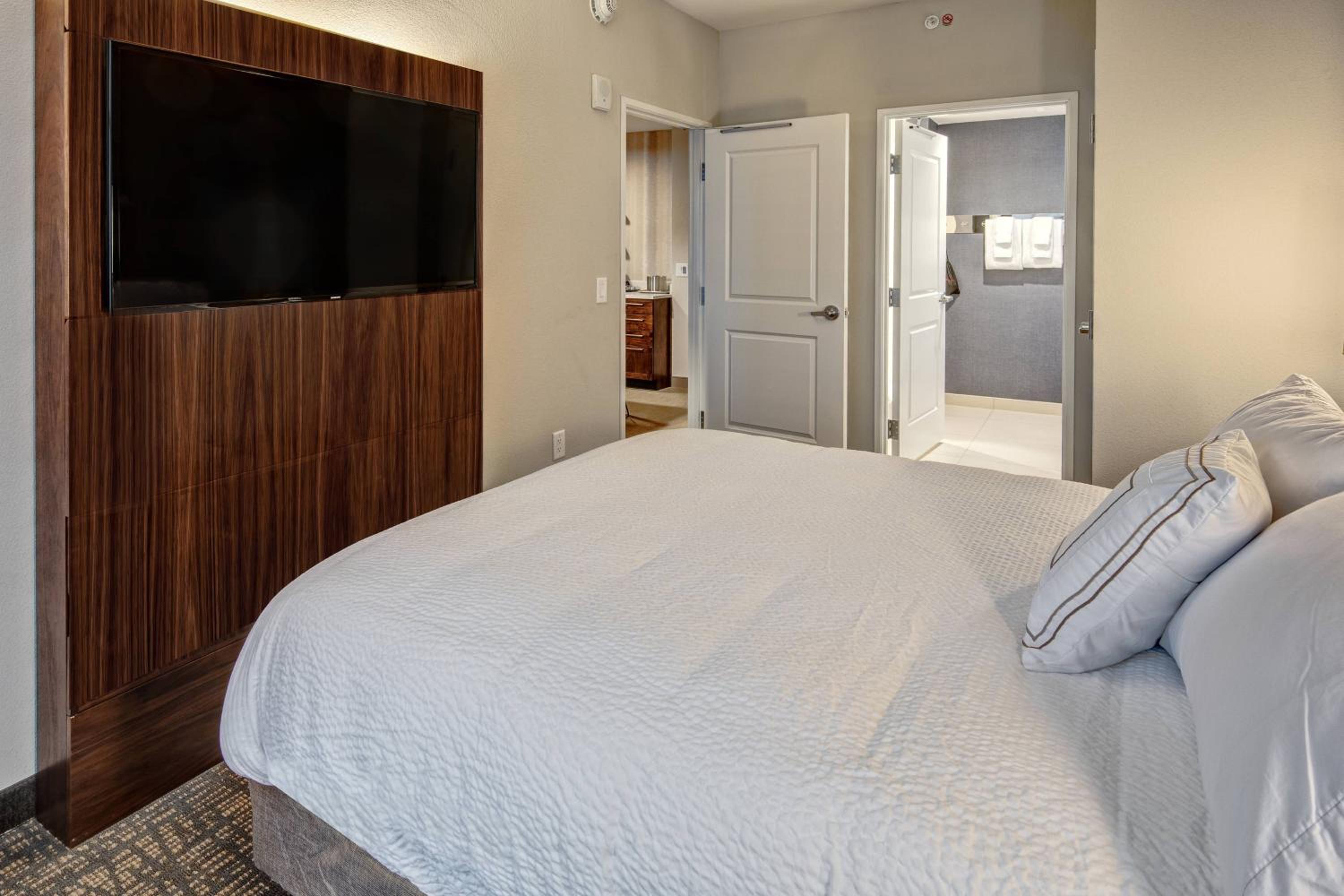 Two-Bedroom Suite thumbnail 5