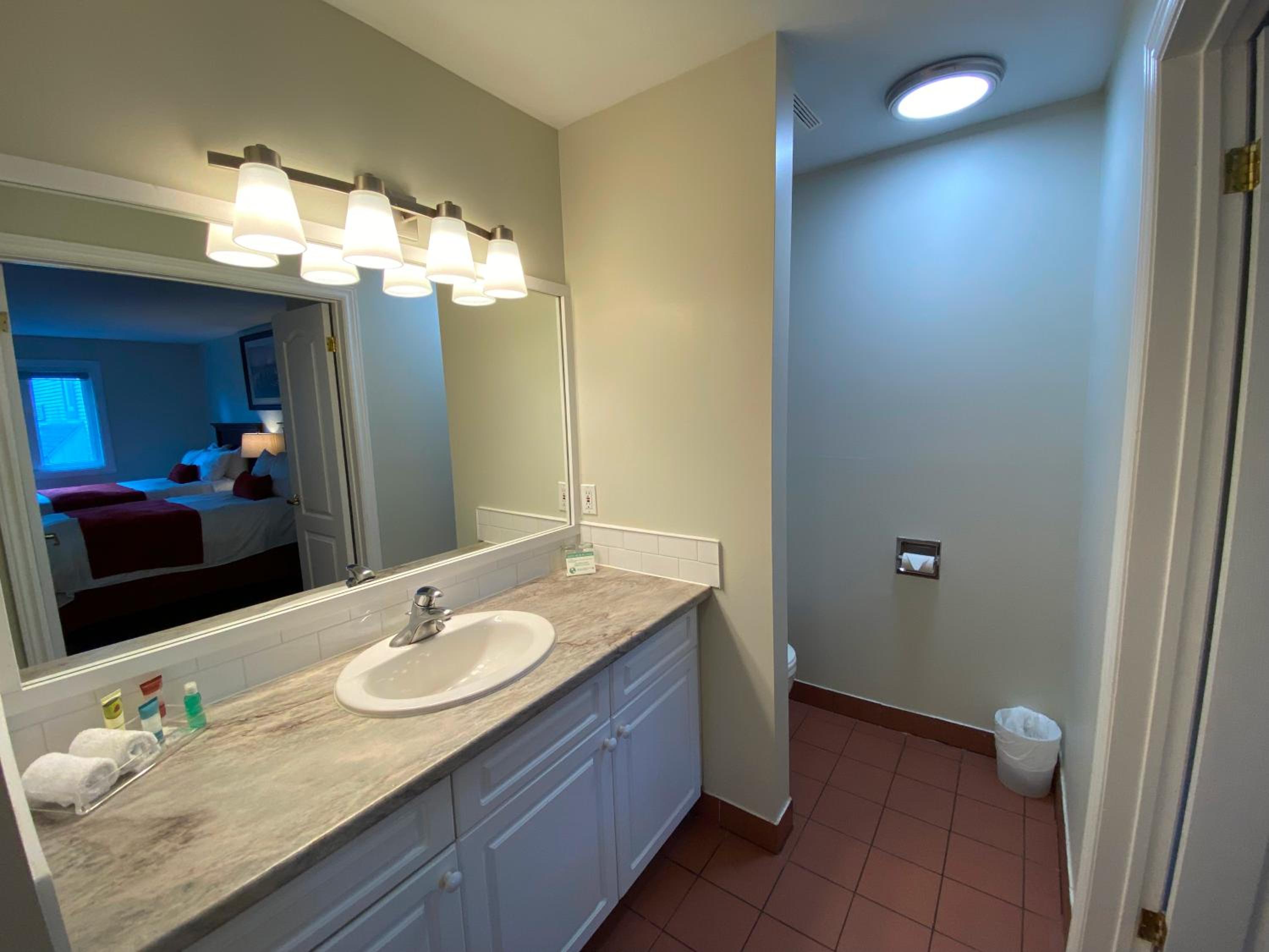 One-Bedroom Suite with Two Double Beds - Photo 8