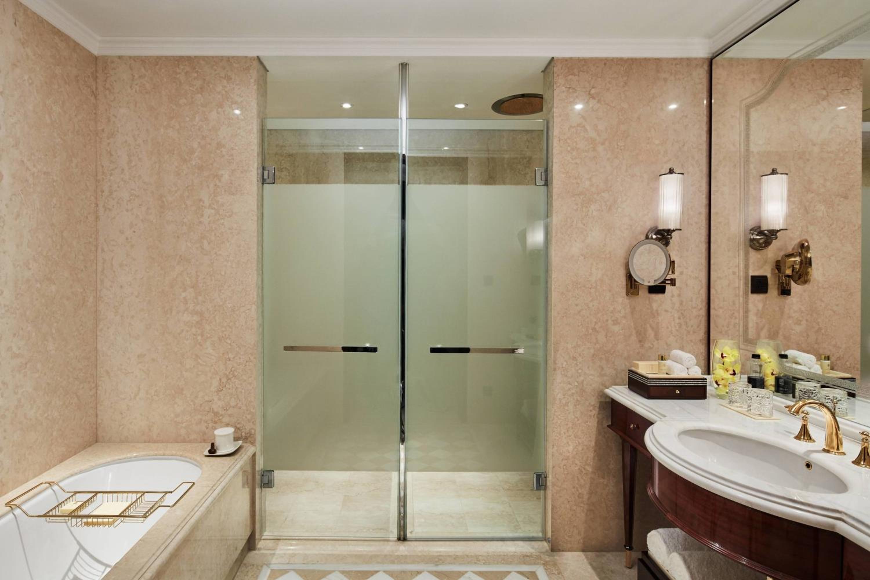 Deluxe King Room with City View - Photo 2