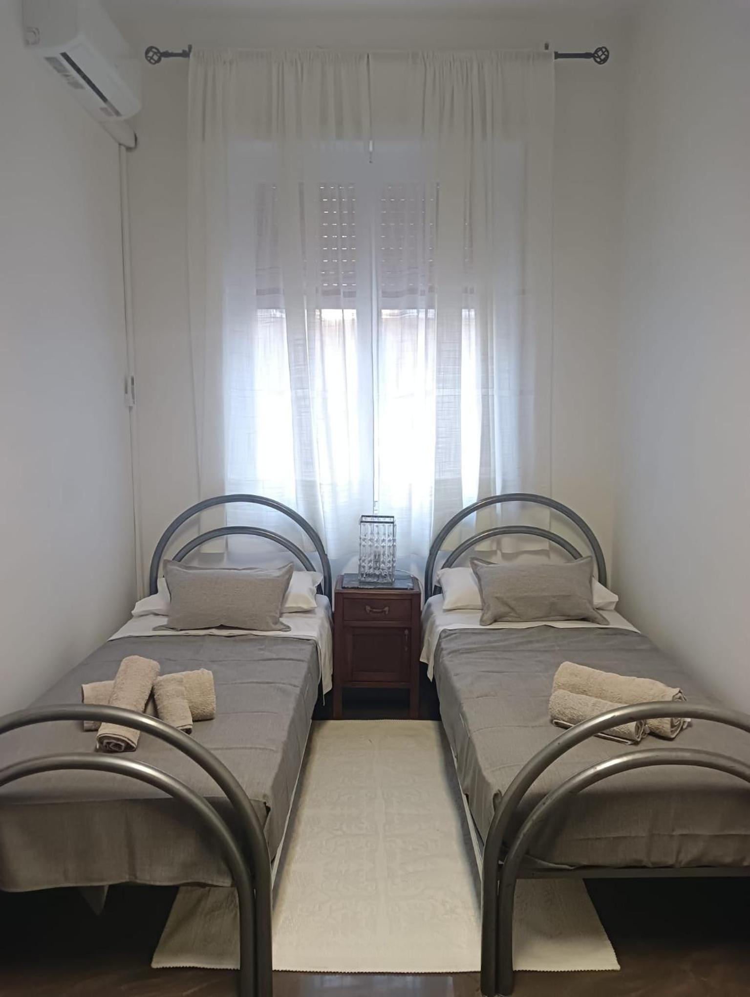 Economy Twin Room photo 1