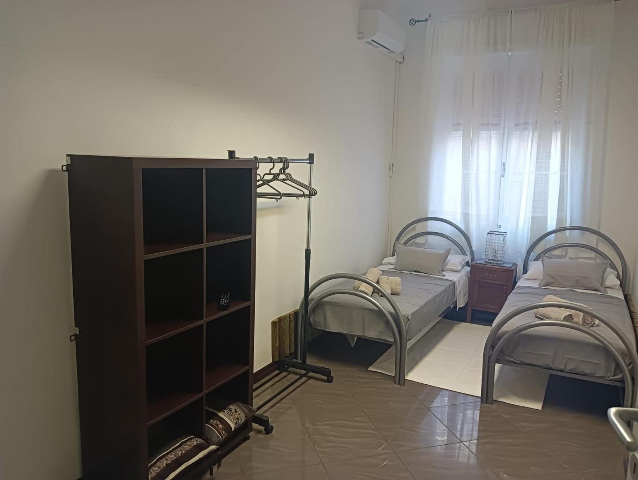 Economy Twin Room photo 2