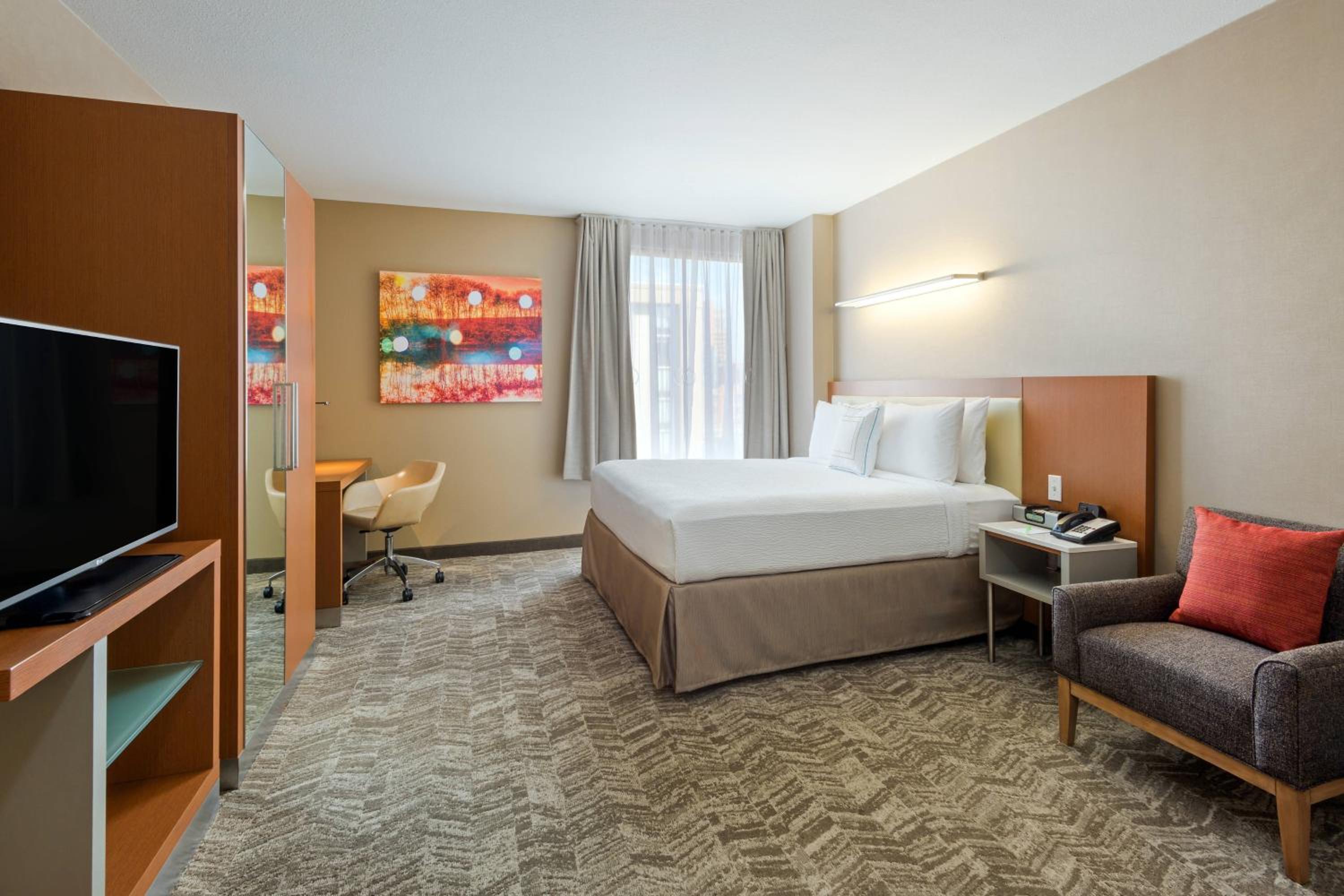 Executive King Suite - Hearing Accessible - Photo 4