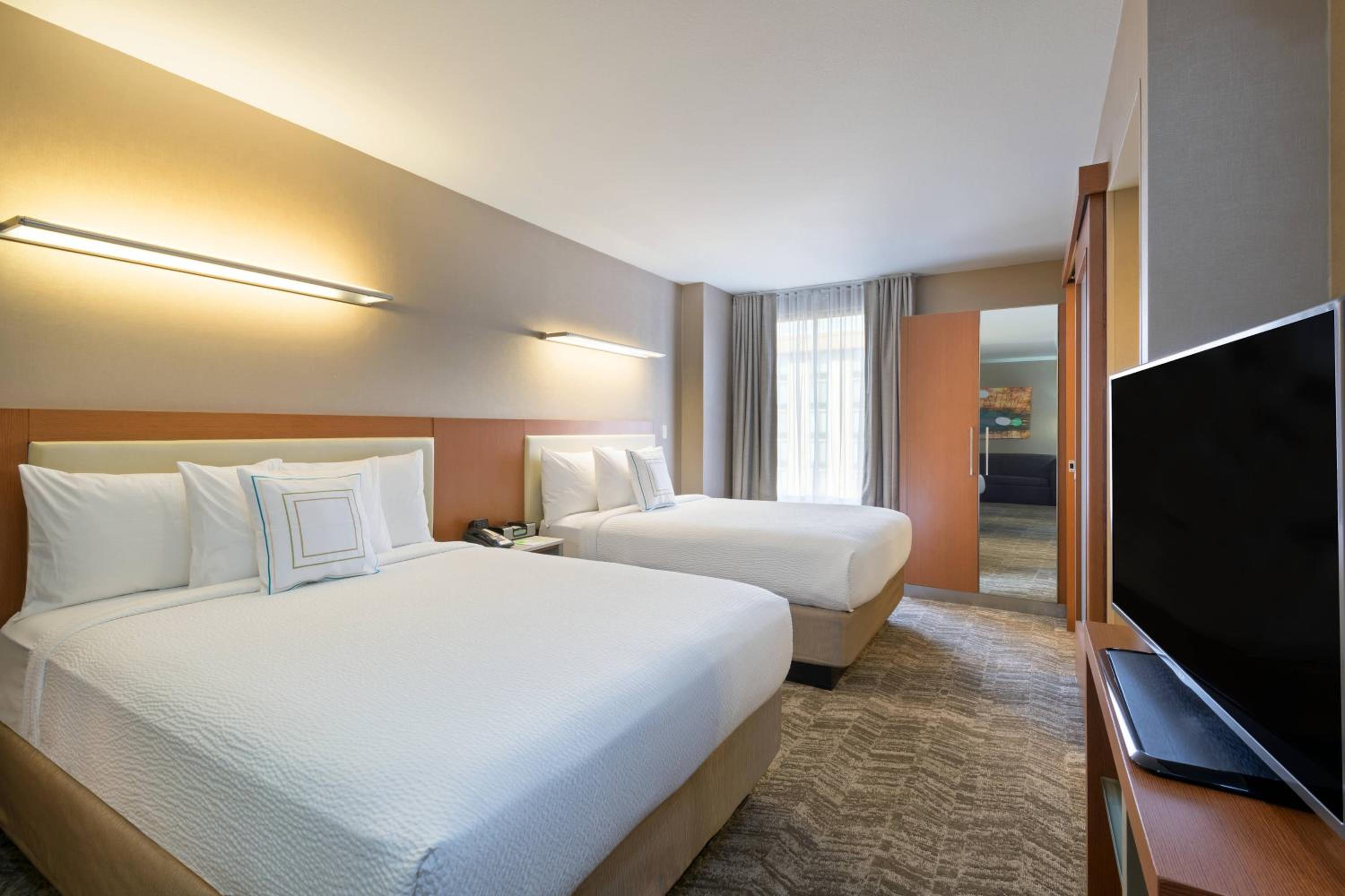 Queen Suite with Two Queen Beds and Sofa Bed - Photo 2