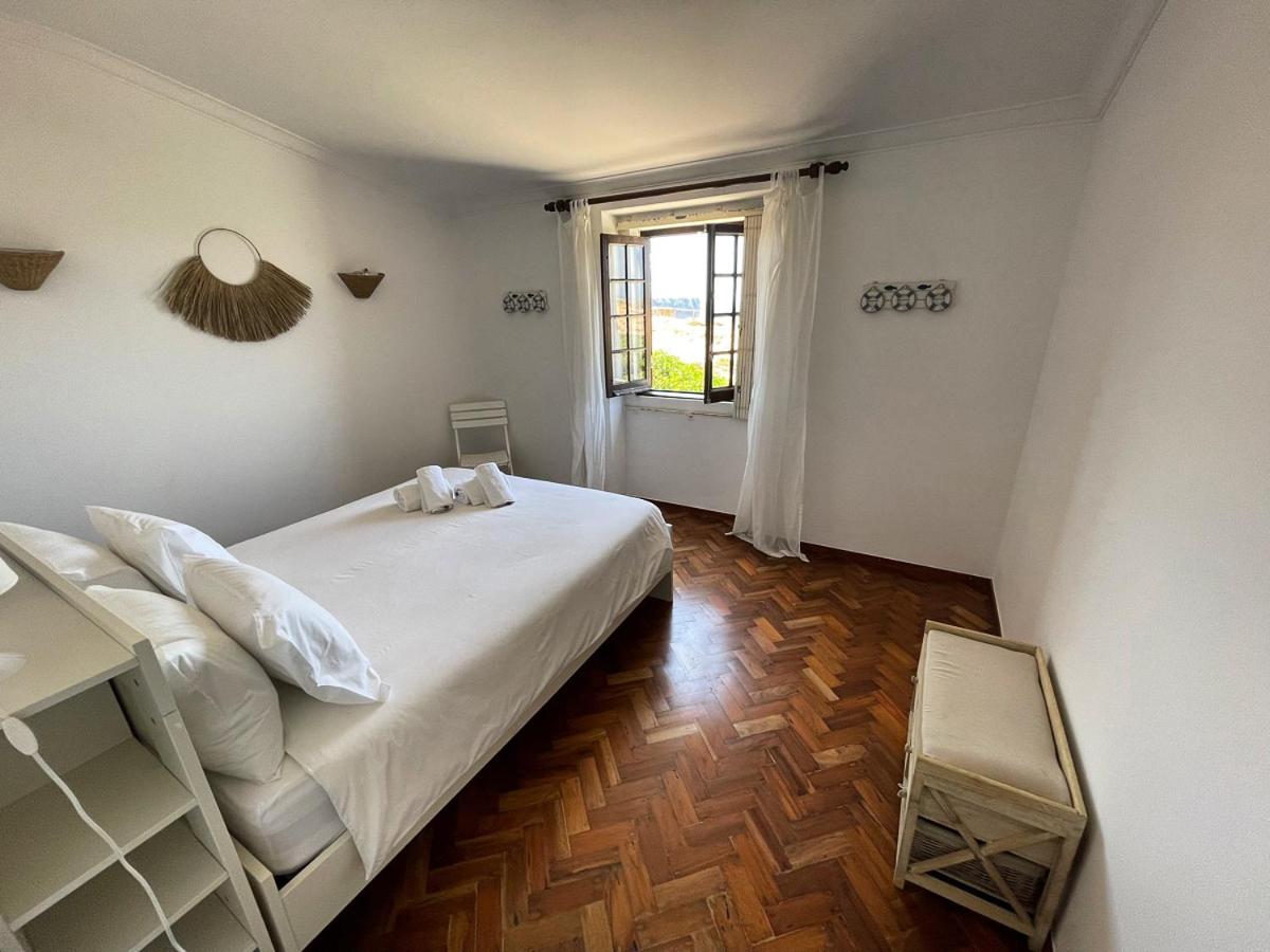 Six-Bedroom House photo 1