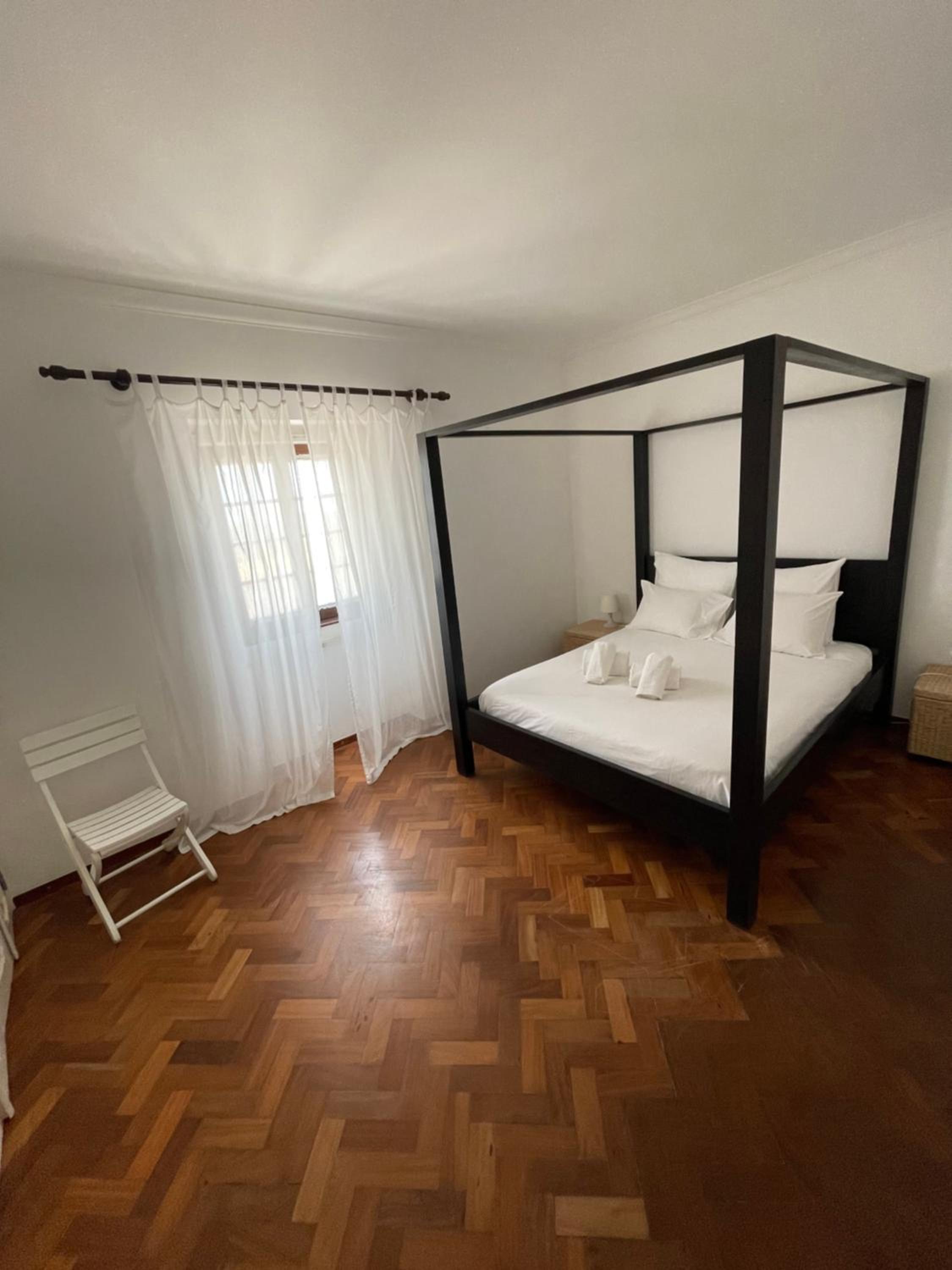 Six-Bedroom House photo 2