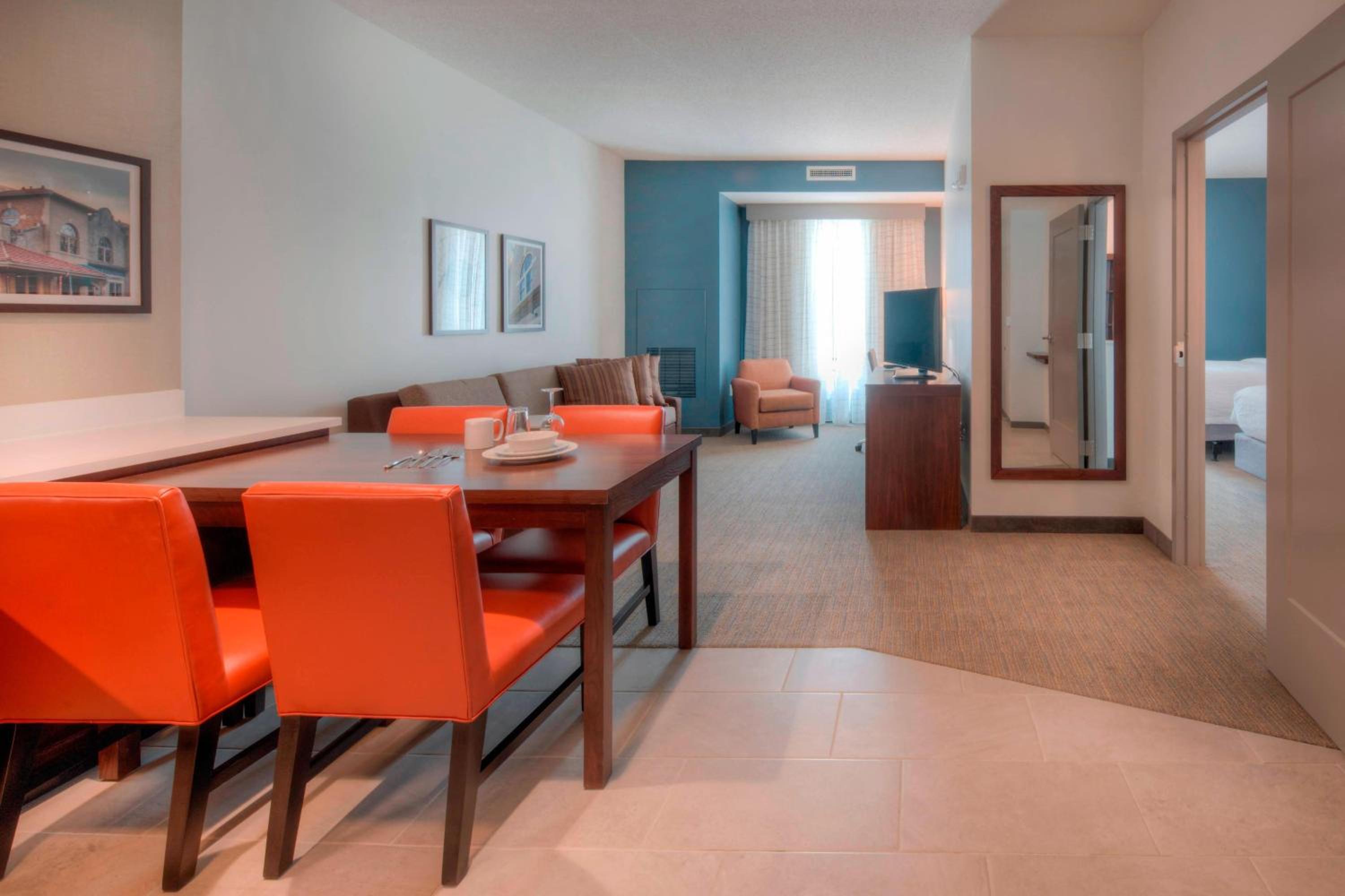 1 Bedroom Larger Suite, 2 Queen, Sofa bed photo 3