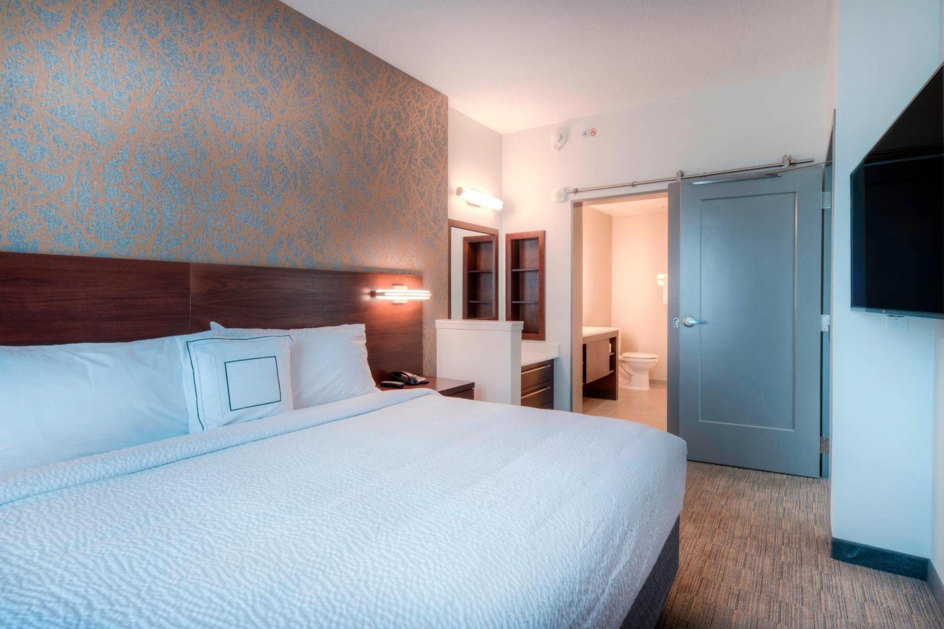 1 Bedroom Larger Suite, 1 King, Sofa bed, Corner room photo 1