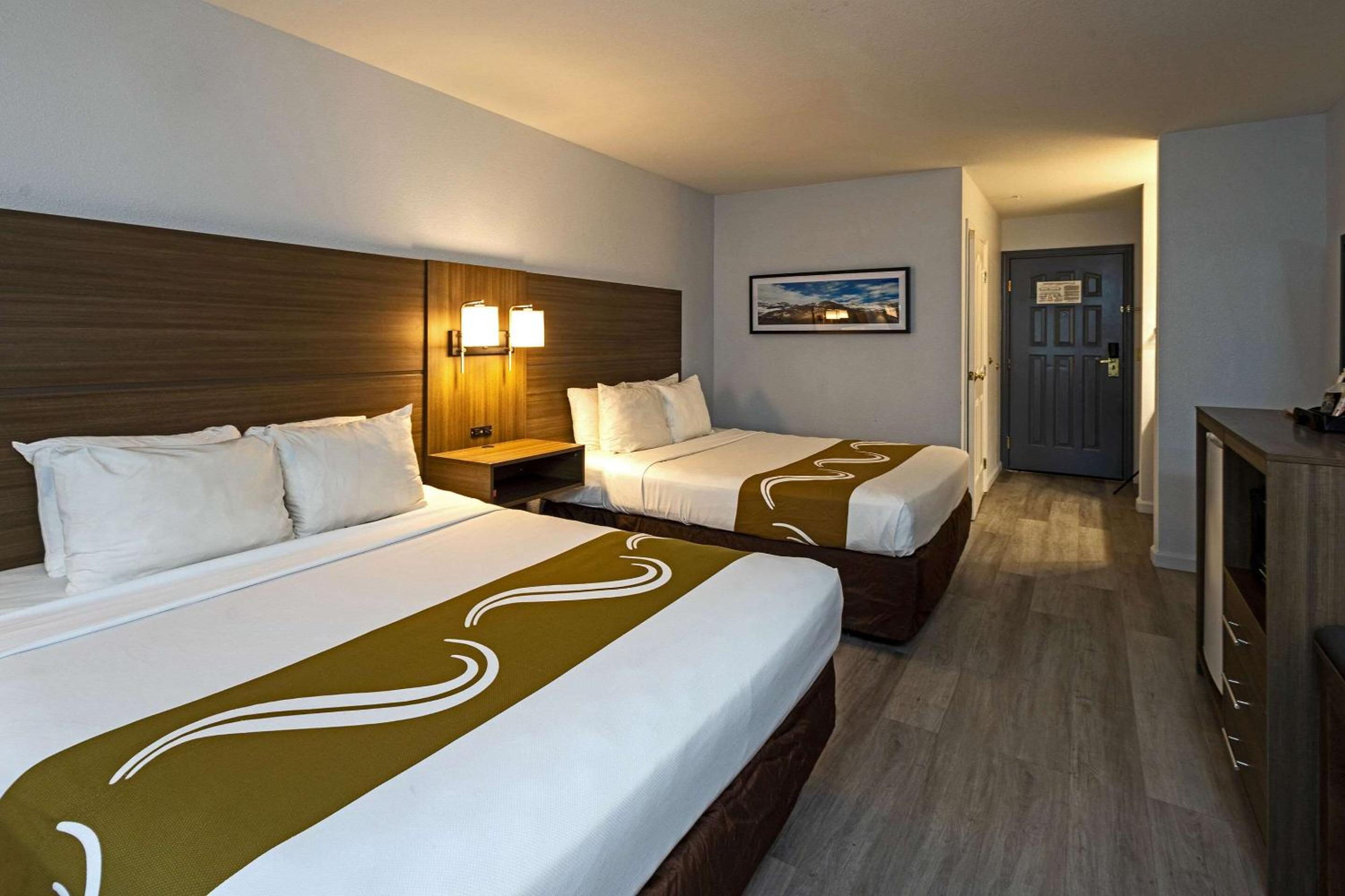 Queen Room with Two Queen Beds - Non-Smoking - Photo 4