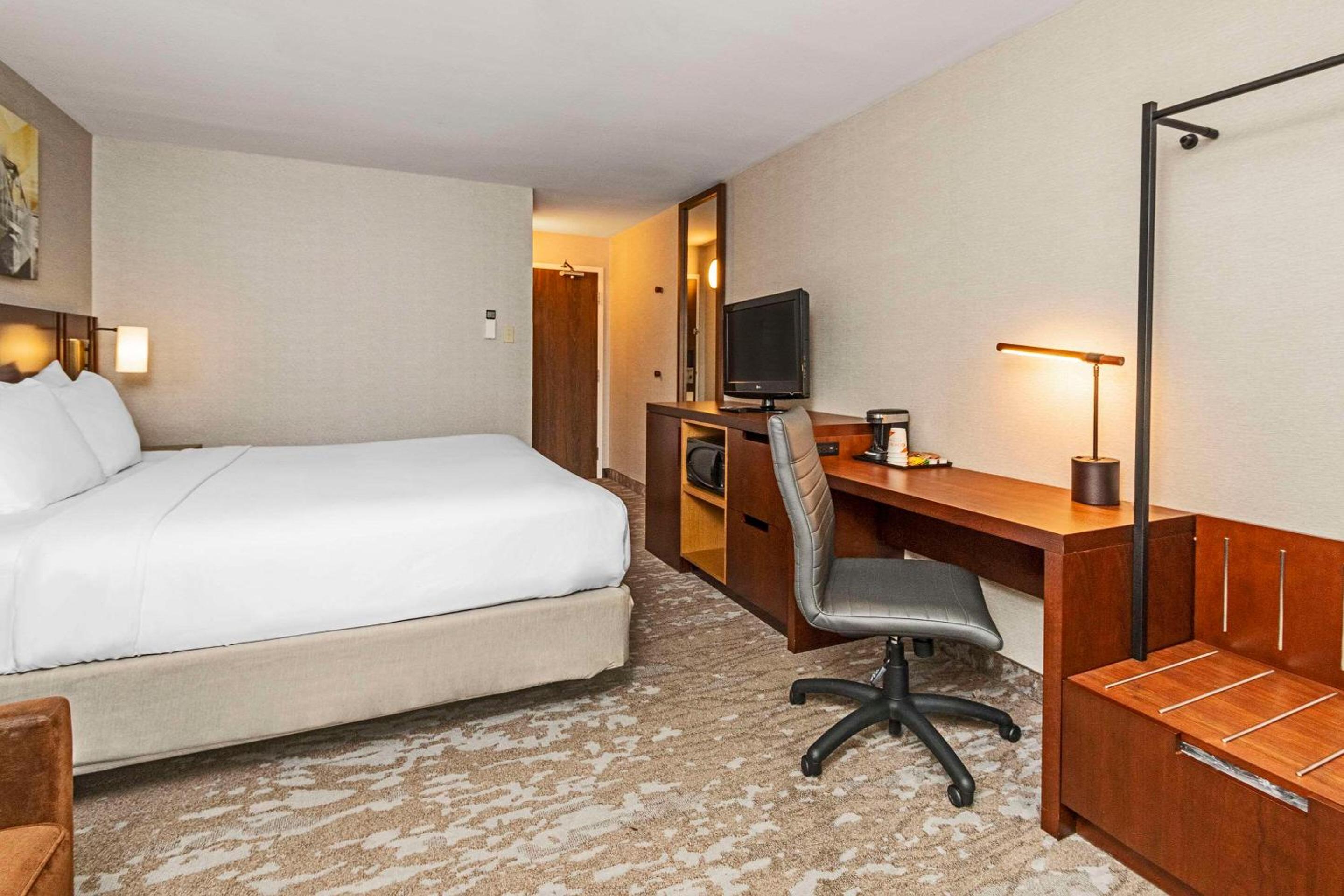 King Room - Non-Smoking - Photo 7