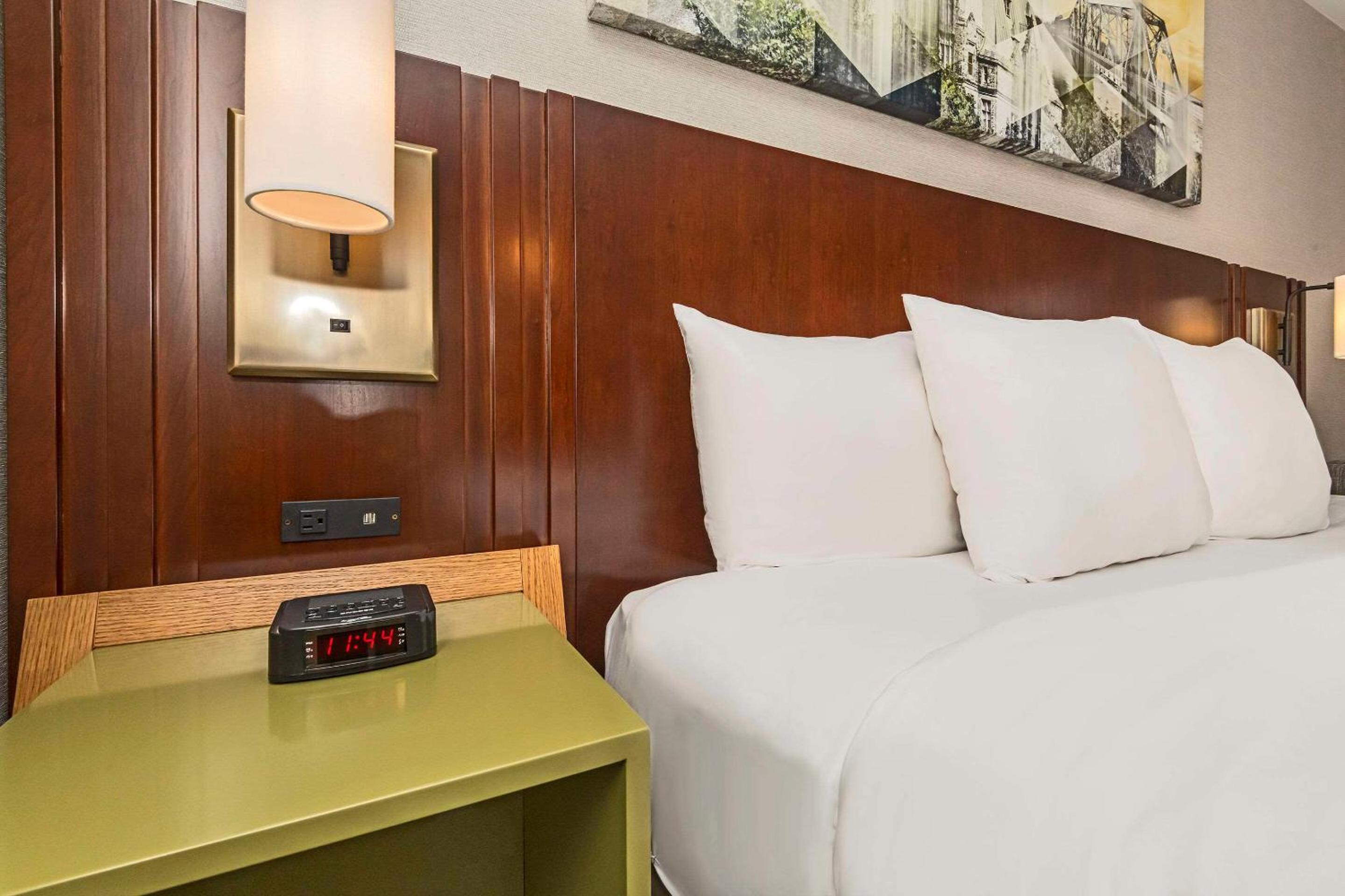 King Room - Non-Smoking - Photo 8