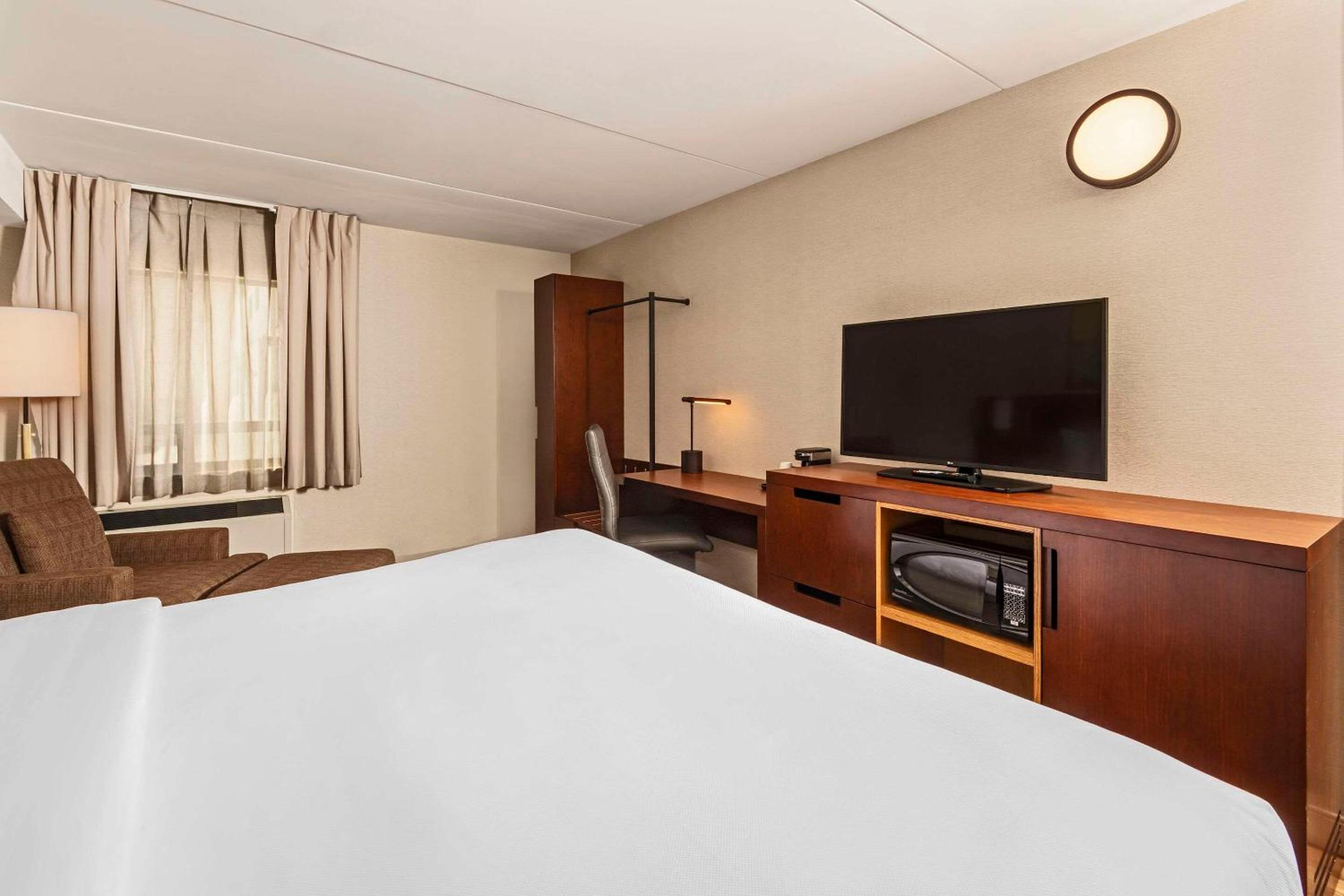 King Room - Non-Smoking - Photo 9