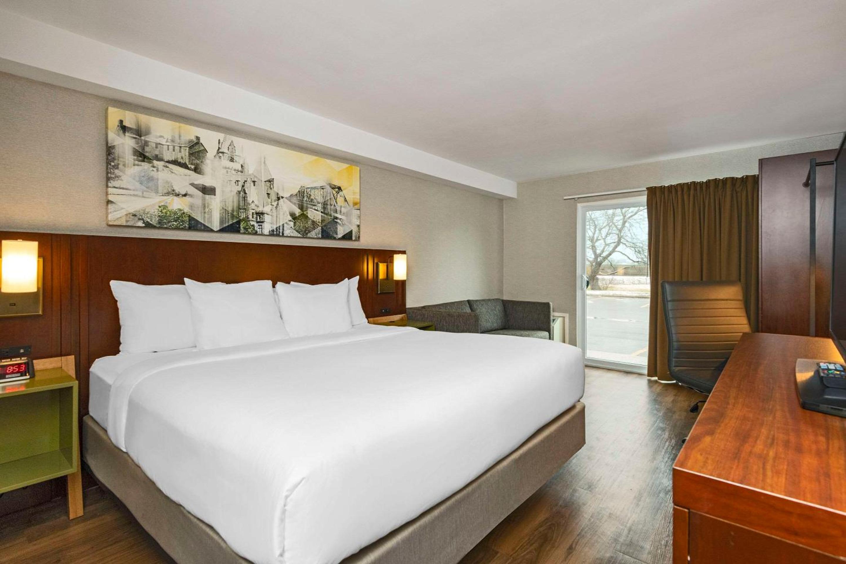 Superior King Room - Non Smoking - Photo 10