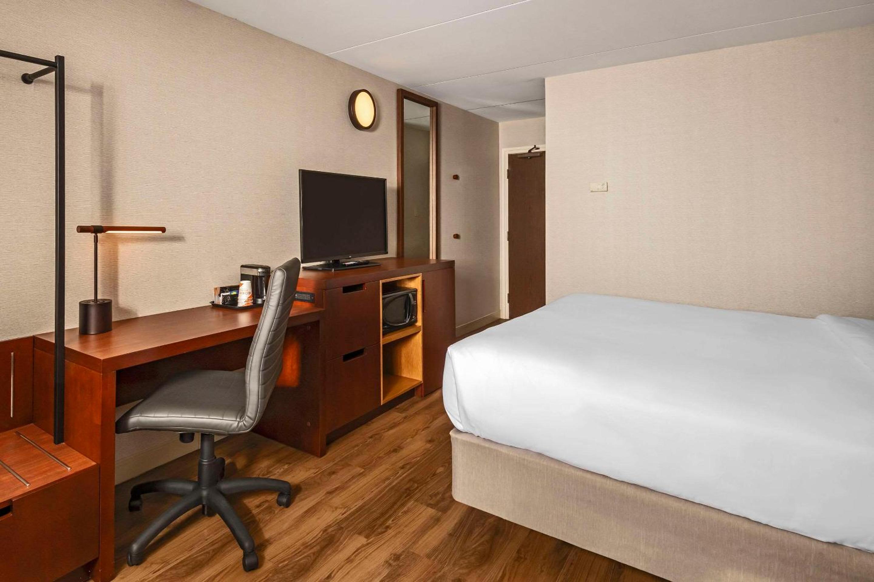 Superior King Room - Non Smoking - Photo 7