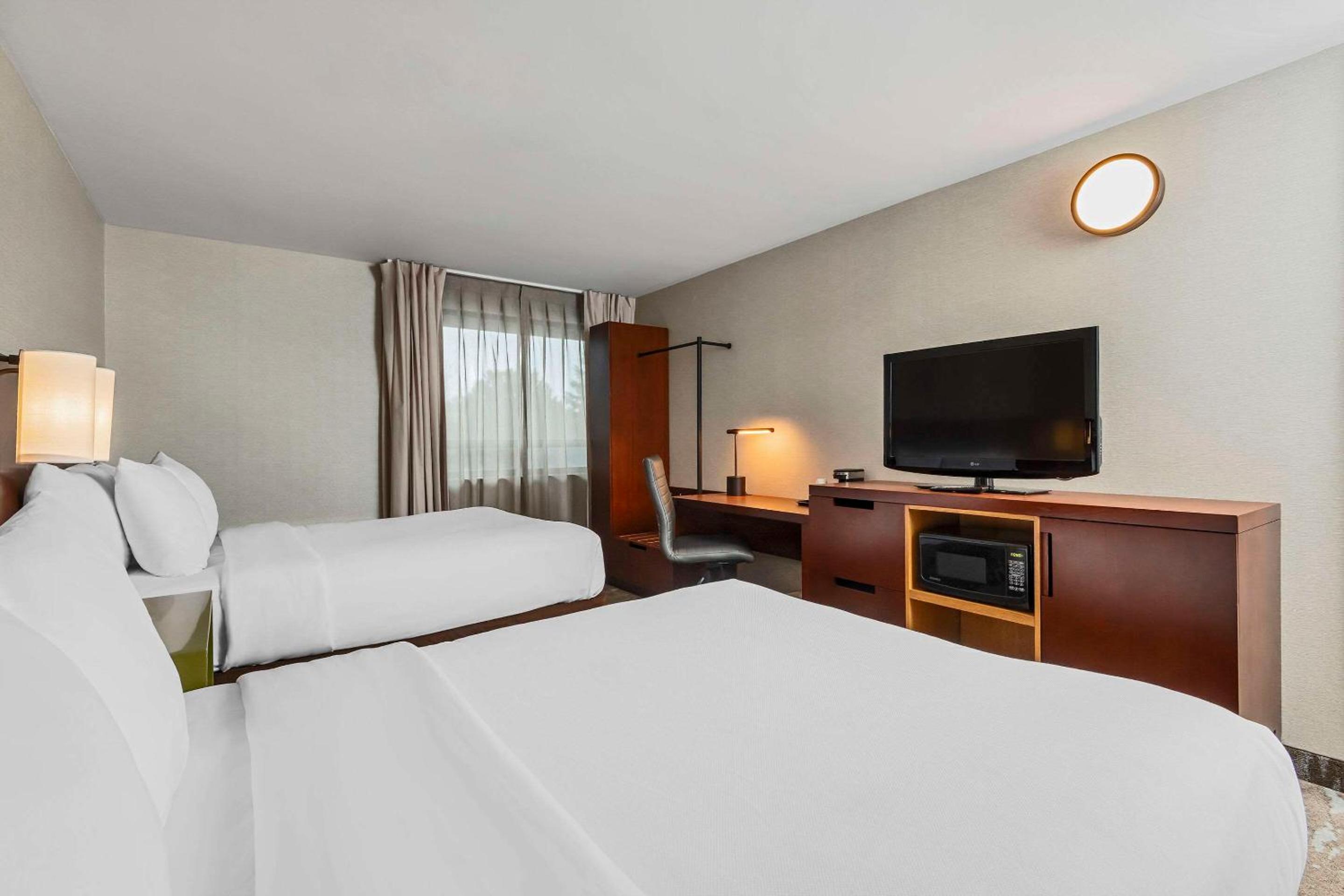 Queen Room with Two Queen Beds - Non-Smoking - Photo 9