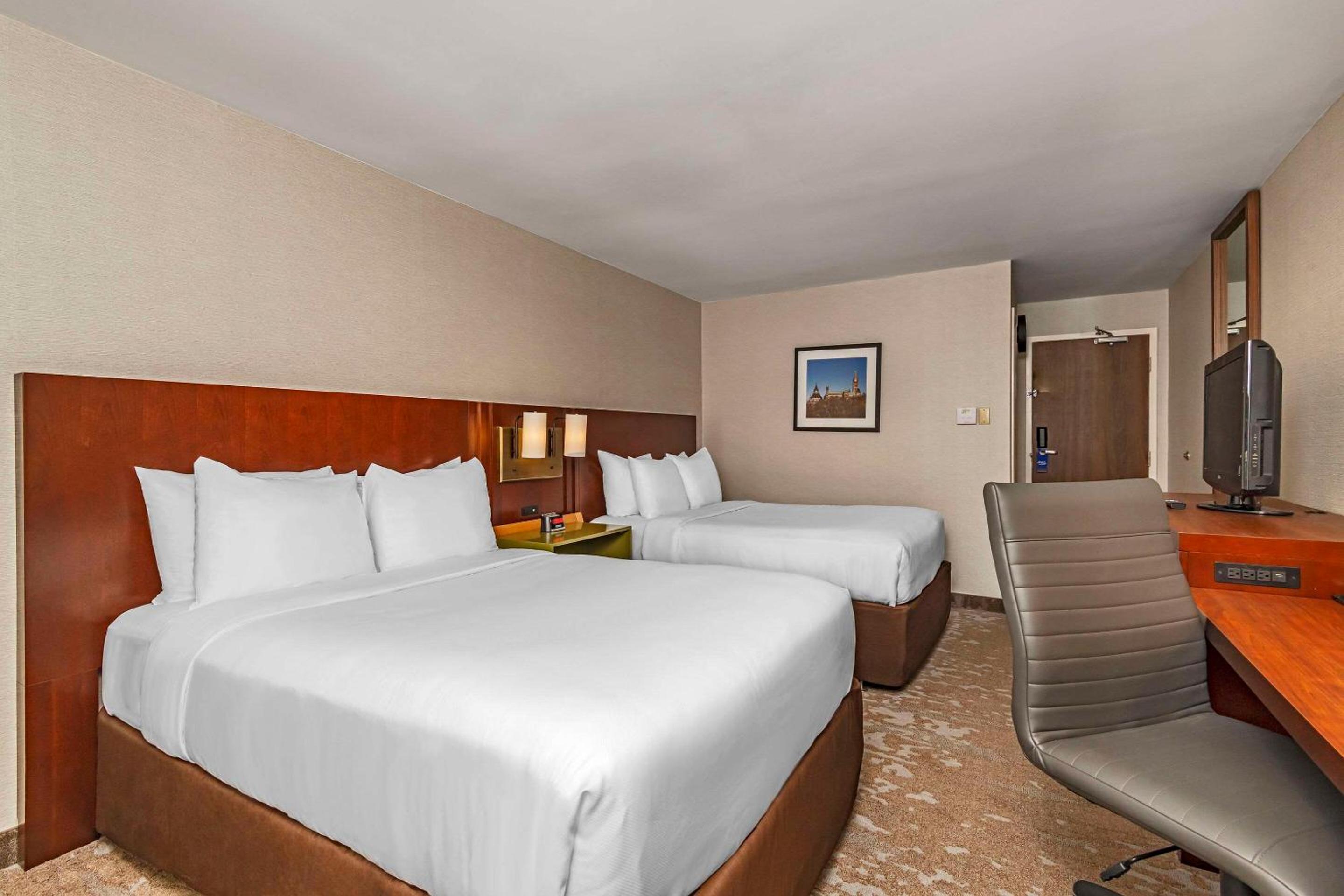 Queen Room with Two Queen Beds - Non-Smoking - Photo 1