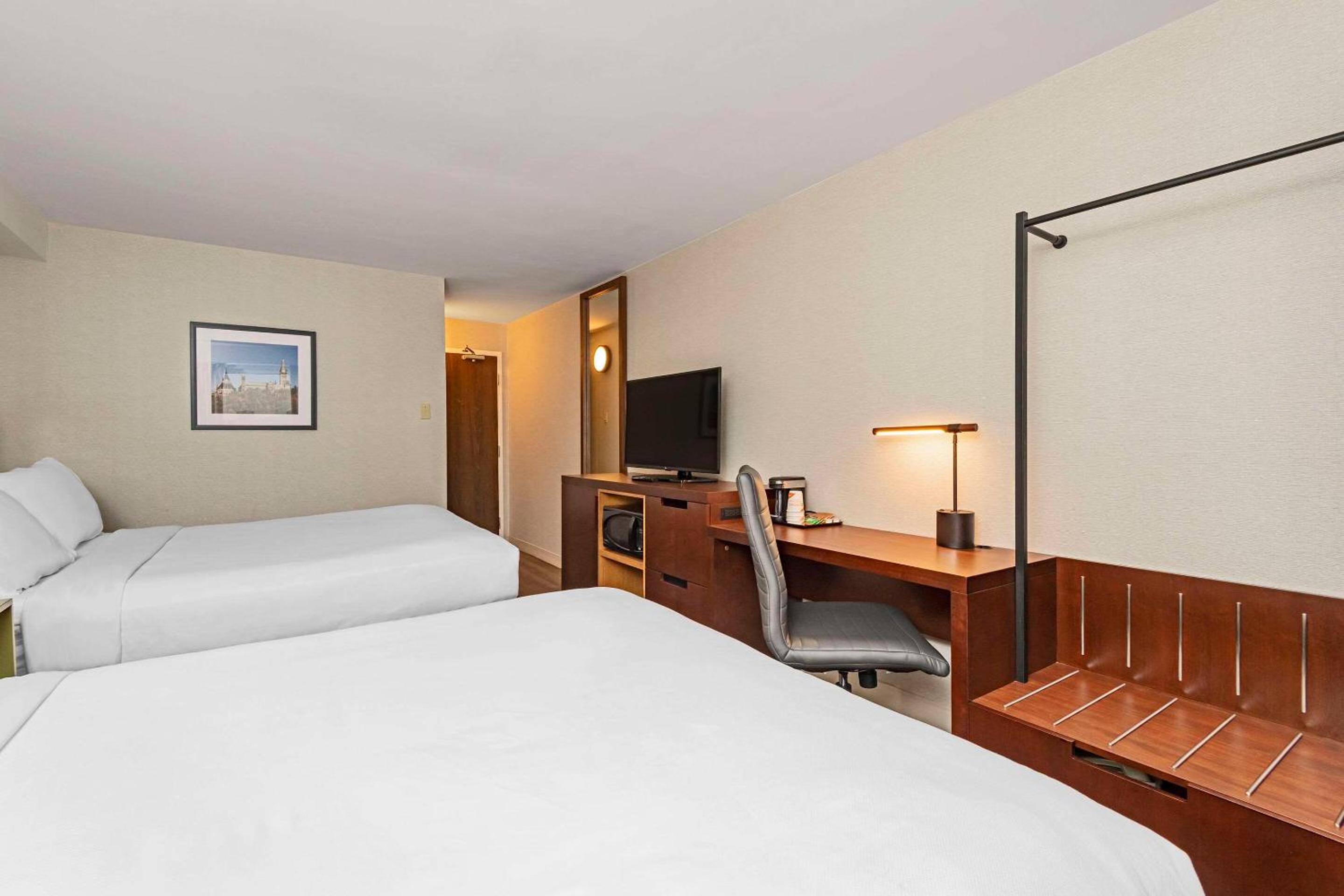 Queen Room with Two Queen Beds - Non-Smoking - Photo 3