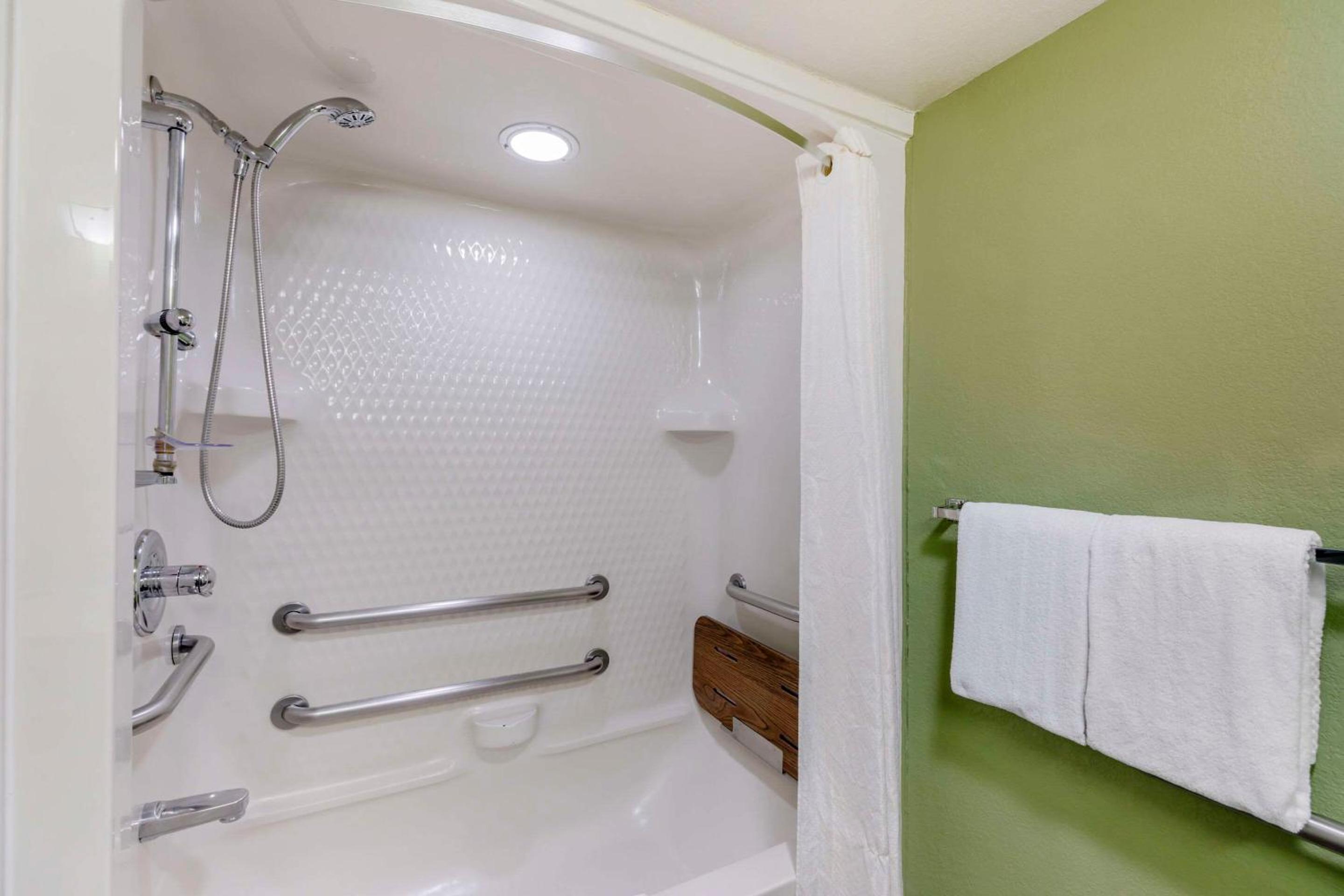 Queen Room - Accessible/Non Smoking - Photo 4