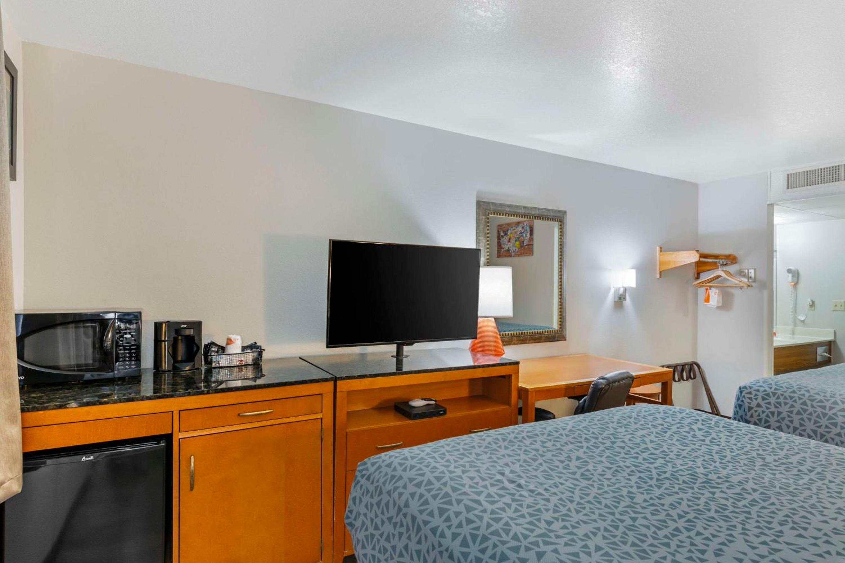 Queen Room With Two Queen Beds - Non-Smoking - Photo 12