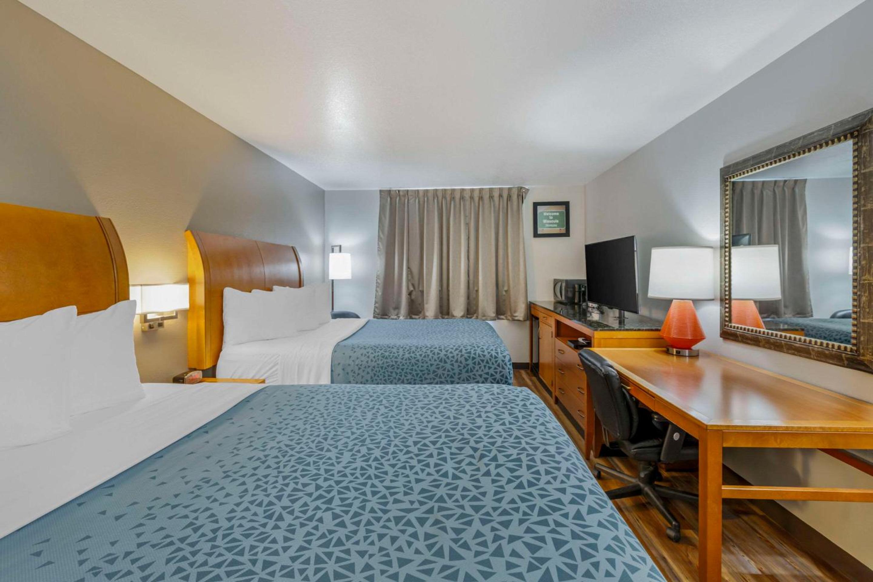 Queen Room With Two Queen Beds - Non-Smoking - Photo 7