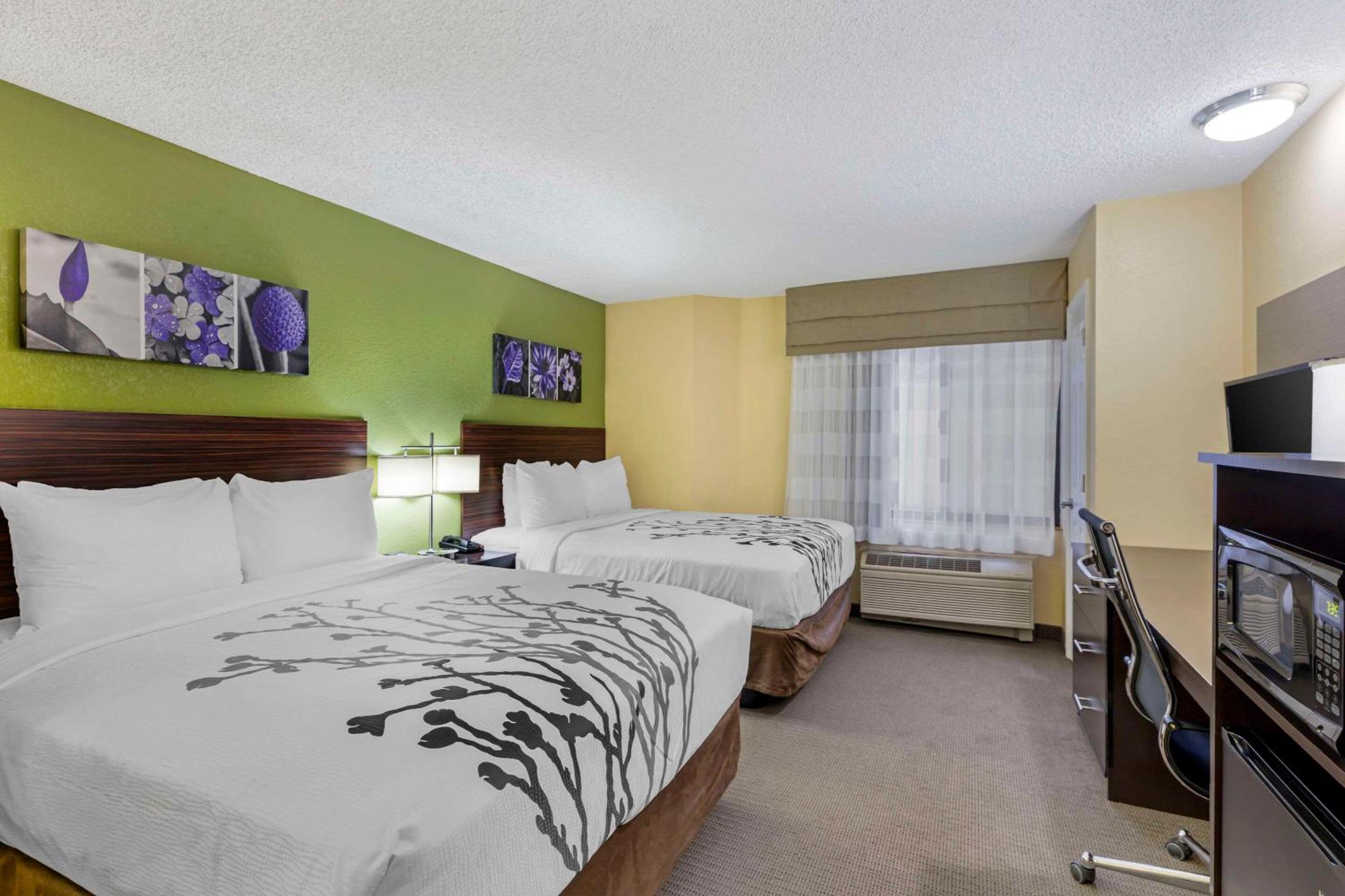 Queen Room with Two Queen Beds - Non-Smoking/Pet-Friendly - Photo 2