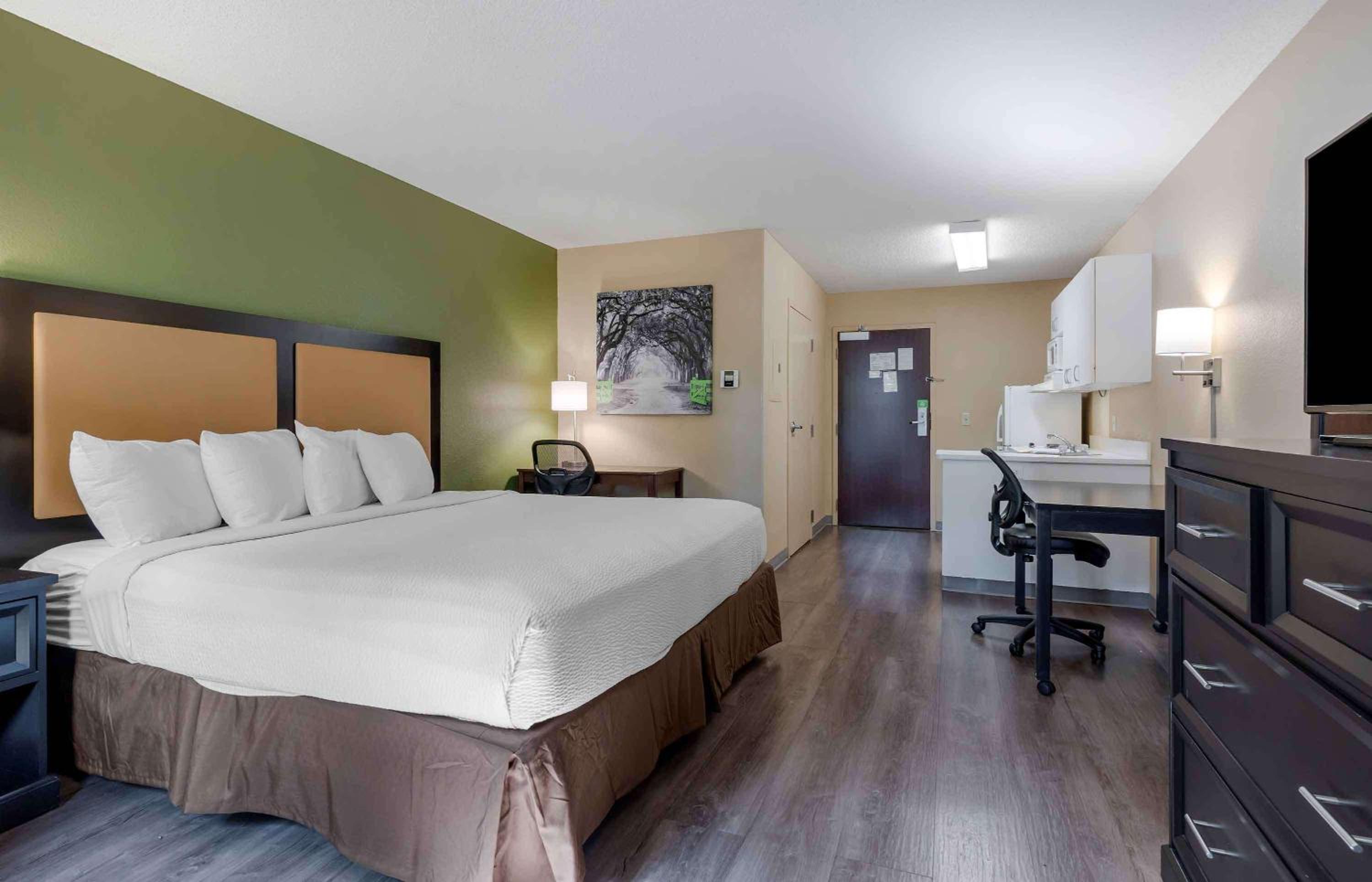 Studio with 1 King Bed - Non-Smoking - Photo 3