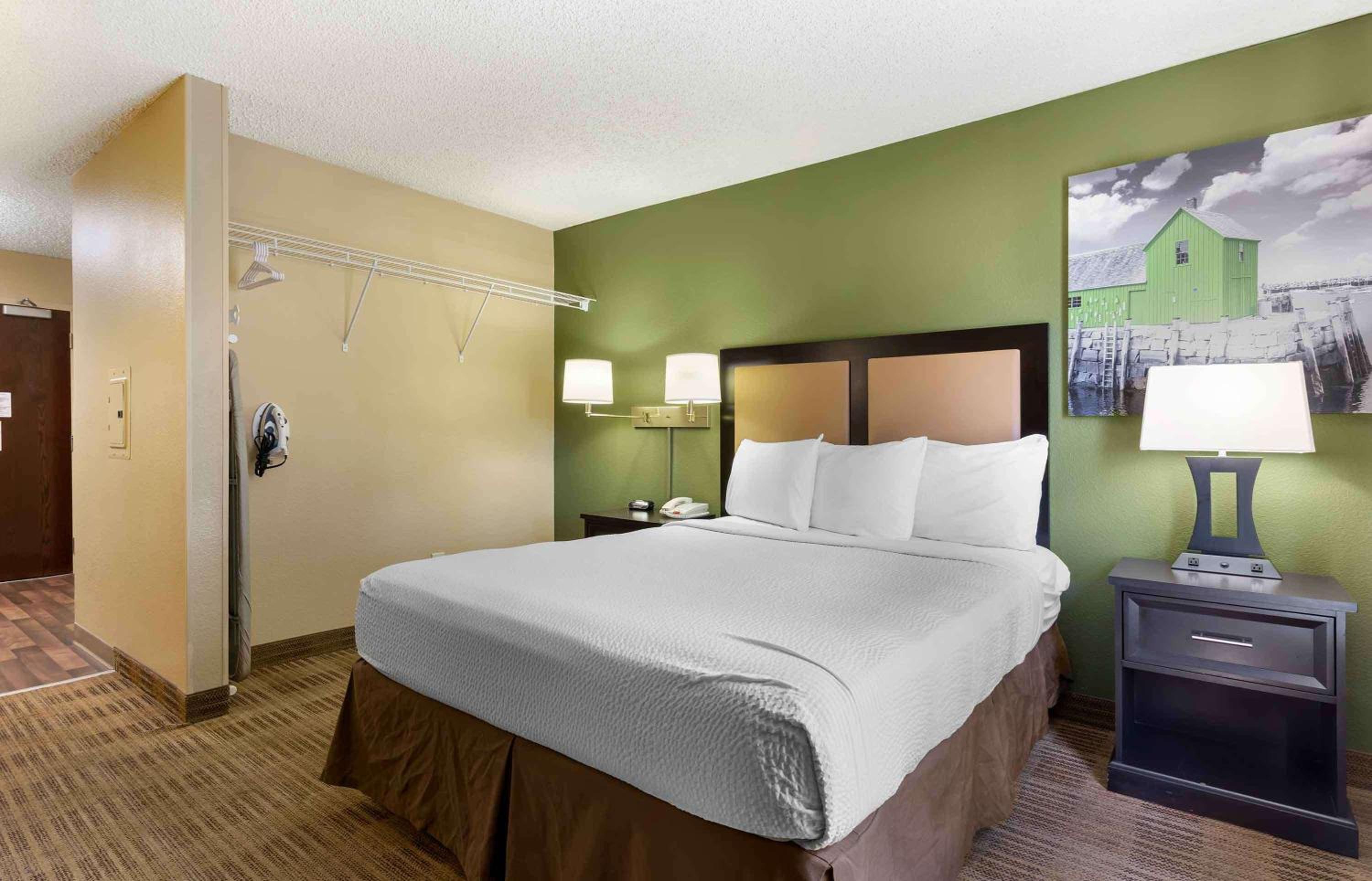Queen studio with 1 Queen Bed - Disability Access/Non-Smoking - Photo 1